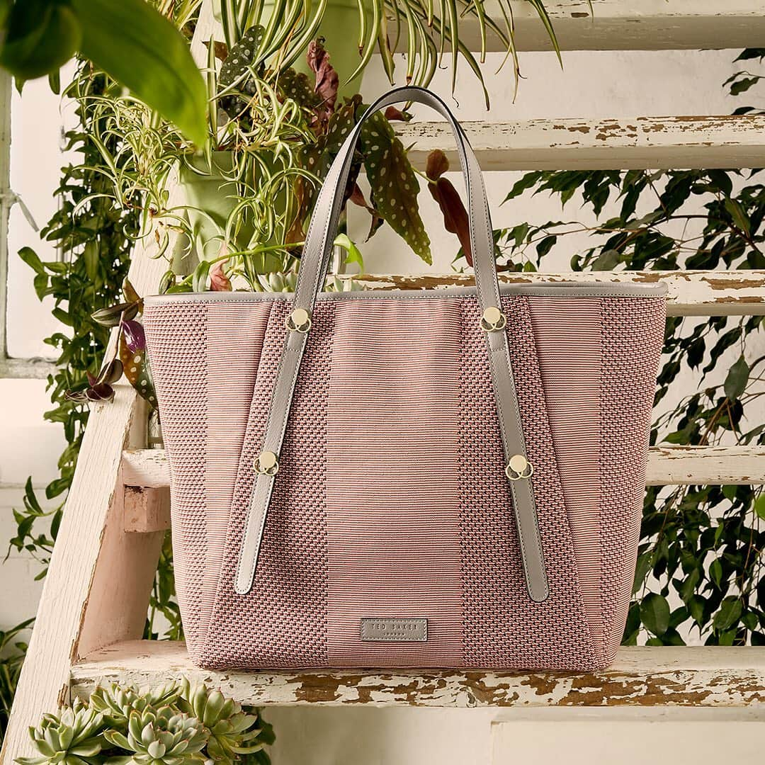 Ted Bakerさんのインスタグラム写真 - (Ted BakerInstagram)「For bags of style on summer days it has to be Ted’s OCTOMON (Knitted tote bag:OCTOMON)」5月9日 22時18分 - tedbaker