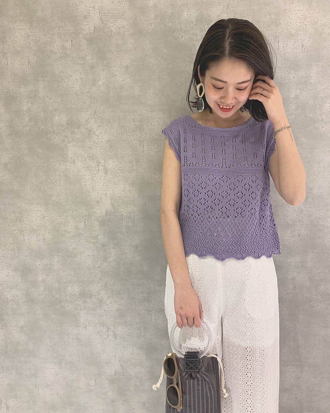のインスタグラム：「最近ホワイトベージュばかりだったから パープルがすごい新鮮🍇🍇 春夏はカラー挑戦したくなる！ . . レーシーパンツも夏活躍しそう！♡ 色違いもほしいくらい。 . #whoswhochico #chico_mio」