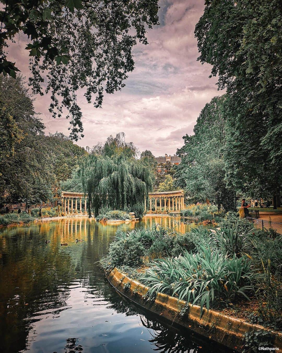 nathparisのインスタグラム：「Like a painting, walk in Parc Monceau. #paris」
