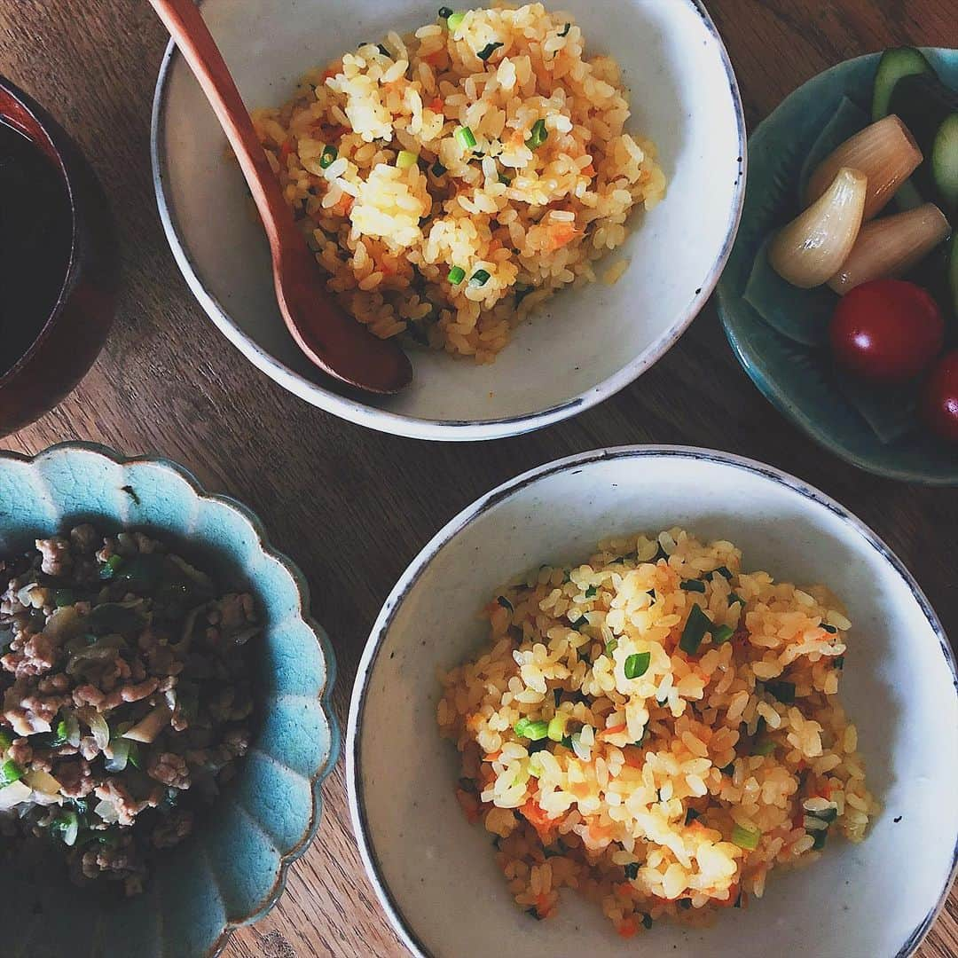 宇藤えみさんのインスタグラム写真 - (宇藤えみInstagram)「気分によって食べない日もある。 かぁちゃん理由は知っている… 何日か同じ具材のお味噌汁で飽きたからだよねw そんな時は少しだけ工夫を。 今日は人参を擦って焼き飯に。 モリモリ食べてくれました✌︎ スープはじぃじがとったワカメのスープ。 あとは、挽肉とピーマンと玉ねぎを醤油、みりん、甘酒で炒めたもの。 #親子ごはん#いただきます親子ごはん  #食卓#日々の暮らし #暮らし#日々#おうちごはん #utooo家の食卓#成長記録#2歳#食育」5月9日 22時20分 - emiuto