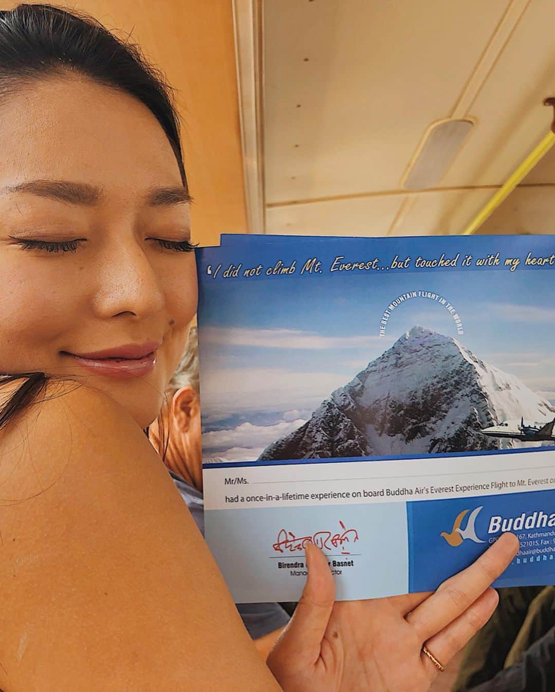 結子さんのインスタグラム写真 - (結子Instagram)「Mt. Everest flight in Nepal. My first time seeing mountain Everest. I couldn't expect I could see those mountains like this close. Best time ever. "I didn't climb Mt. Everest  but touched with my heart". エベレスト周遊✈️ こんなに近くで見れるなんて、夢にも思わなかった😳🇳🇵 小さな✈️にみんなで乗り込み、8000mを超える山々を見て、自分の悩みがなんだかちっぽけに感じた。登山、してみたくなった🏔インドに行かれた際は是非ネパールまで足を運んでみてくださいな🌞 . #nepal#india#everest#nepali#mteverest#travel#kathmandu  #ネパール#インド#ヒマラヤ山脈#親子#ママ#旅行#エベレスト」5月9日 22時21分 - yuiko_yyy