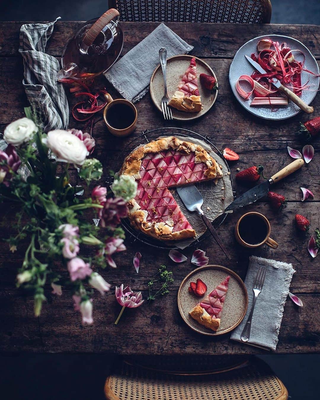 Our Food Storiesさんのインスタグラム写真 - (Our Food StoriesInstagram)「The prettiest spring flowers and our favorite gluten-free rhubarb galette😋 Get the recipe on the blog, link is in profile 💞#ourfoodstories  ____ #springflowers #countrysidelife #springmood #picnicfood #glutenfreefood #glutenfri #glutenfrei #germanfoodblogger #foodstylist #foodphotographer #simplejoys #rhubarb #rhubarbcake #verilymoment #bloooms #flowerbouquet」5月9日 22時24分 - _foodstories_