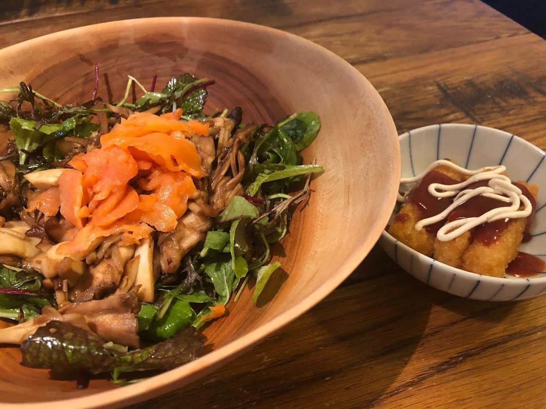 のインスタグラム：「ㅤㅤㅤ ㅤㅤㅤ 【Dinner】 21時すぎてるから我慢したよ。 ベビーリーフはおなじみ #うさぎ農園 の玉ねぎドレッシング。 キノコをバルサミコと醤油で炒め 最後にスモークサーモン乗せ。 ㅤㅤㅤ 大好物ハッシュドポテトは、ケチャさんと @yaoyasuika_yokohama で買った豆乳マヨネーズ！ ㅤㅤㅤ 今日たまたまインボディしたら 体脂肪驚異の22.4だった悲しい。 19くらいに戻せるようがんばらにゃあ。 ㅤㅤㅤ 理由はわかってる、最近甘いもの好きで スタバでは必ずホイップありのものにしてるのと 油多めなご飯ね。きをつけよ。 油も甘いものも美味しいからねえ。やばいよねえ。」