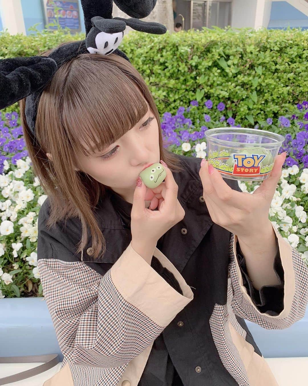 福山梨乃さんのインスタグラム写真 - (福山梨乃Instagram)「リトルグリーンまんはチョコ味のが一番好き、🍡 . #リトルグリーンメン#リトルグリーンまん#ソフトランディング#トゥモローランド#東京ディズニーランド#東京ディズニーリゾート#オズワルド#オズワルドカチューシャ#春ジャケット#春アウター#ディズニーコーデ#オズワルドバウンド#ディズニーコーデ#春コーデ#透明感カラー#tokyodisneyland#tokyodisneyresort #disneyeaster#littlegreenman#도쿄디즈니랜드#디즈니랜드」5月9日 22時30分 - rinomaru_