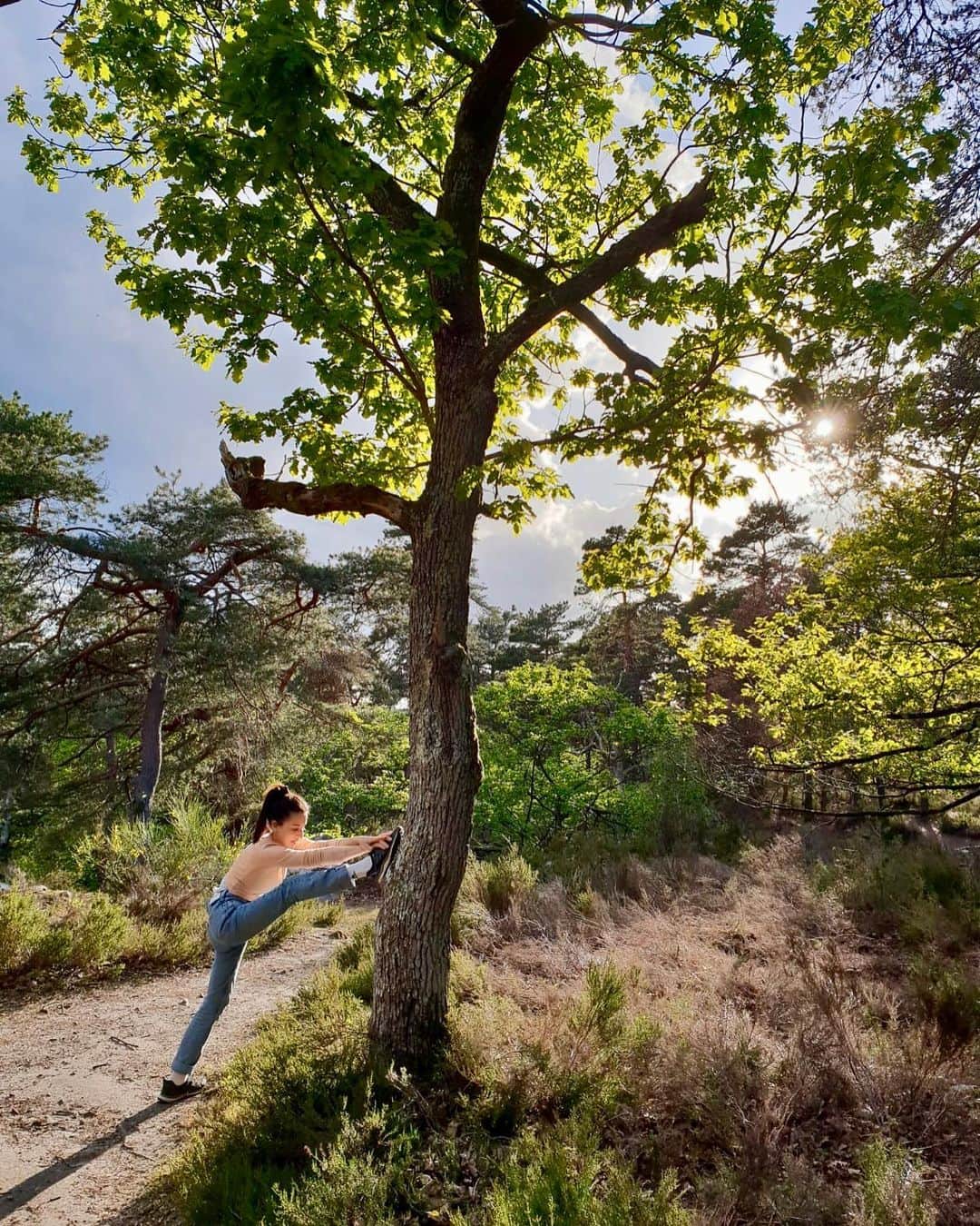 キャロライン・シノさんのインスタグラム写真 - (キャロライン・シノInstagram)「Quoi de mieux que de s’étirer en forêt🌲 à 5min de la maison? • Stretching and contemplating 🌲🙆‍♀️ @crimpoilofficial @arkose.climbing @snap.climbing . . . . . . . . #boulderinggirls #girlsboulder #climbinggirls #boulderingbabes #fitness #stretching #forest #nature #fontainebleau #fontainebleauforest #fontainebleaubouldering #climbing #bouldering #boulderinglife #restday #tree @fontainebleau_tourisme #fontainebleaumaville @villedefontainebleau #fitgirl #naturegirl #fitness #areyouami @scarpaspa @frictionlabs」5月9日 22時30分 - carosinno