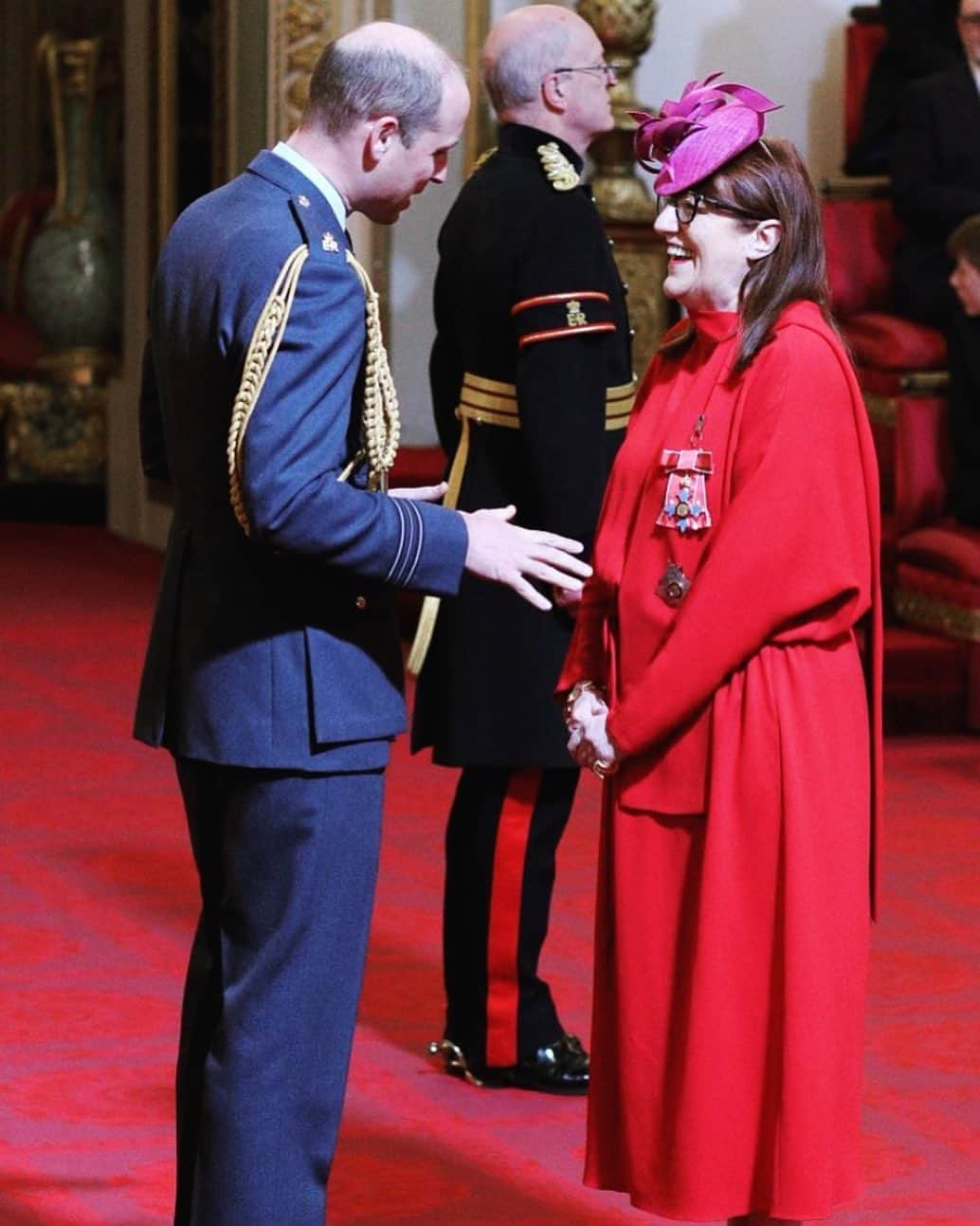 Harper's BAZAARさんのインスタグラム写真 - (Harper's BAZAARInstagram)「Congratulations to our fearless Editor-in-Chief @glendabailey who was presented with her Damehood for her services to the #GREATbritain campaign as well as charity, fashion and journalism, by the Duke of Cambridge. 📸 PA Images」5月9日 22時42分 - harpersbazaarus