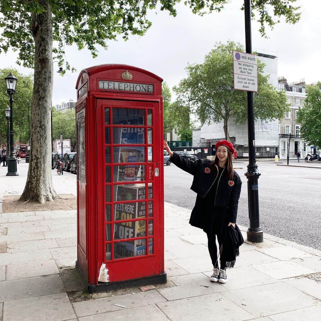 石井亜美さんのインスタグラム写真 - (石井亜美Instagram)「🇬🇧 . ロンドンのtelephone boxは 公衆電話、という言葉が合わないかわいさ🥰 #今日の私の私服なんなん #ハートのトランプの精ということでww #ブランドはいつもタグ付けしているのでtapしてね . . #london #londontravel #trip #travel #fashion #victoriaandalbert #museum #sisterjane #converse」5月9日 22時52分 - ami_ishii_