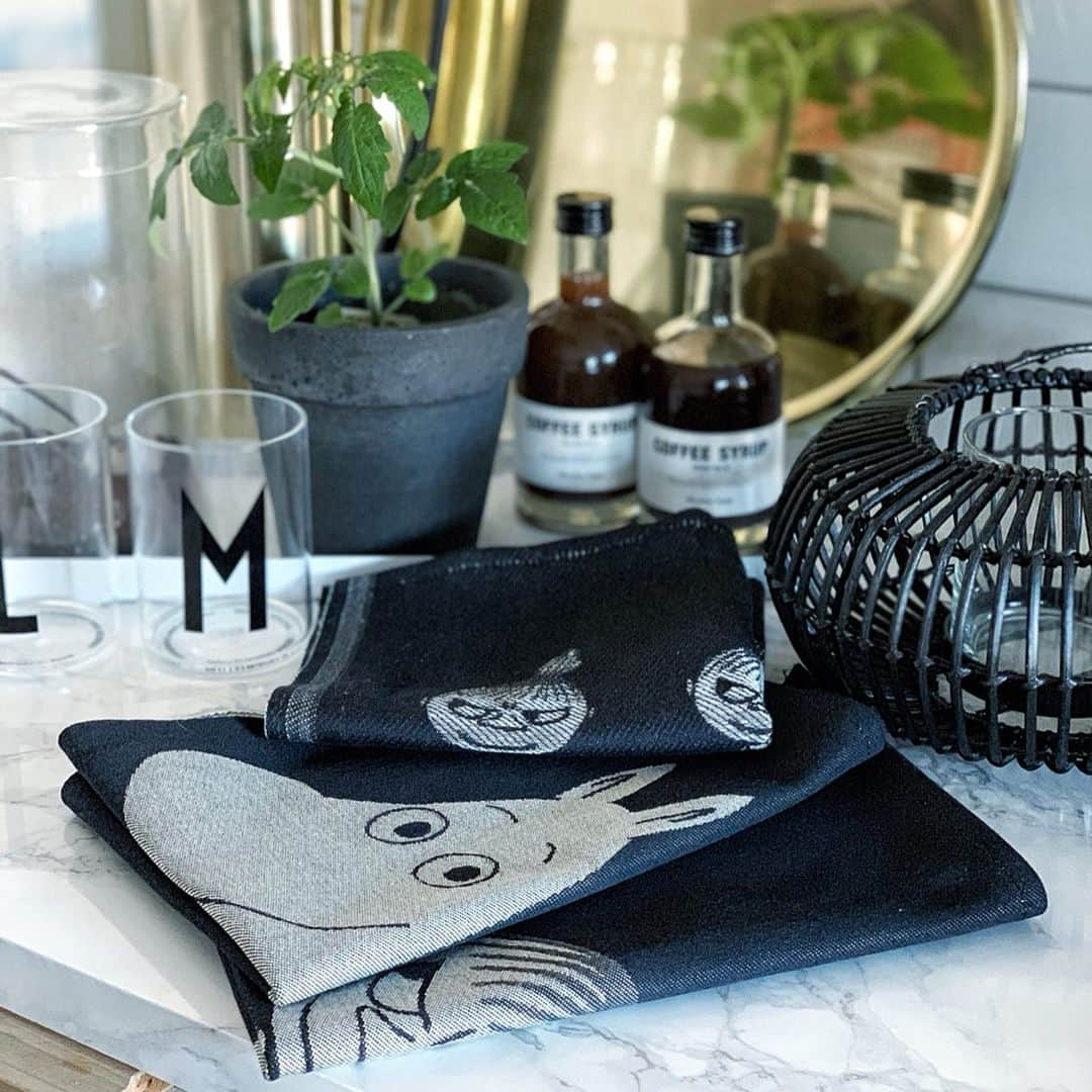 ムーミンさんのインスタグラム写真 - (ムーミンInstagram)「❤️GIVEAWAY!❤️ Drying dishes and cleaning the kitchen can be boring - or Moominous! 😎 Would you like to win a set of Moomin products including a high quality dish cloth and kitchen towel by @ekelundweavers ?✨ Which set do you like the most: Little My or Moomintroll? Vote for your favourite and win it!😍♥️ The winners will be picked on Monday May 13th. ⭐️ Moom.in/terms-moomin ⭐️ #moomin #moominofficial #giveaway#competition #contest #giveaways#giveawaytime #gift #moominwin#arvonta」5月9日 22時51分 - moominofficial