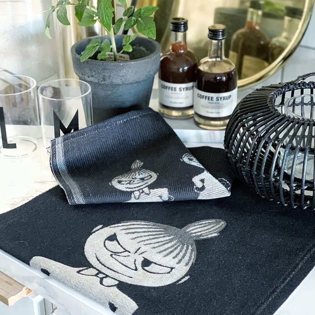 ムーミンさんのインスタグラム写真 - (ムーミンInstagram)「❤️GIVEAWAY!❤️ Drying dishes and cleaning the kitchen can be boring - or Moominous! 😎 Would you like to win a set of Moomin products including a high quality dish cloth and kitchen towel by @ekelundweavers ?✨ Which set do you like the most: Little My or Moomintroll? Vote for your favourite and win it!😍♥️ The winners will be picked on Monday May 13th. ⭐️ Moom.in/terms-moomin ⭐️ #moomin #moominofficial #giveaway#competition #contest #giveaways#giveawaytime #gift #moominwin#arvonta」5月9日 22時51分 - moominofficial