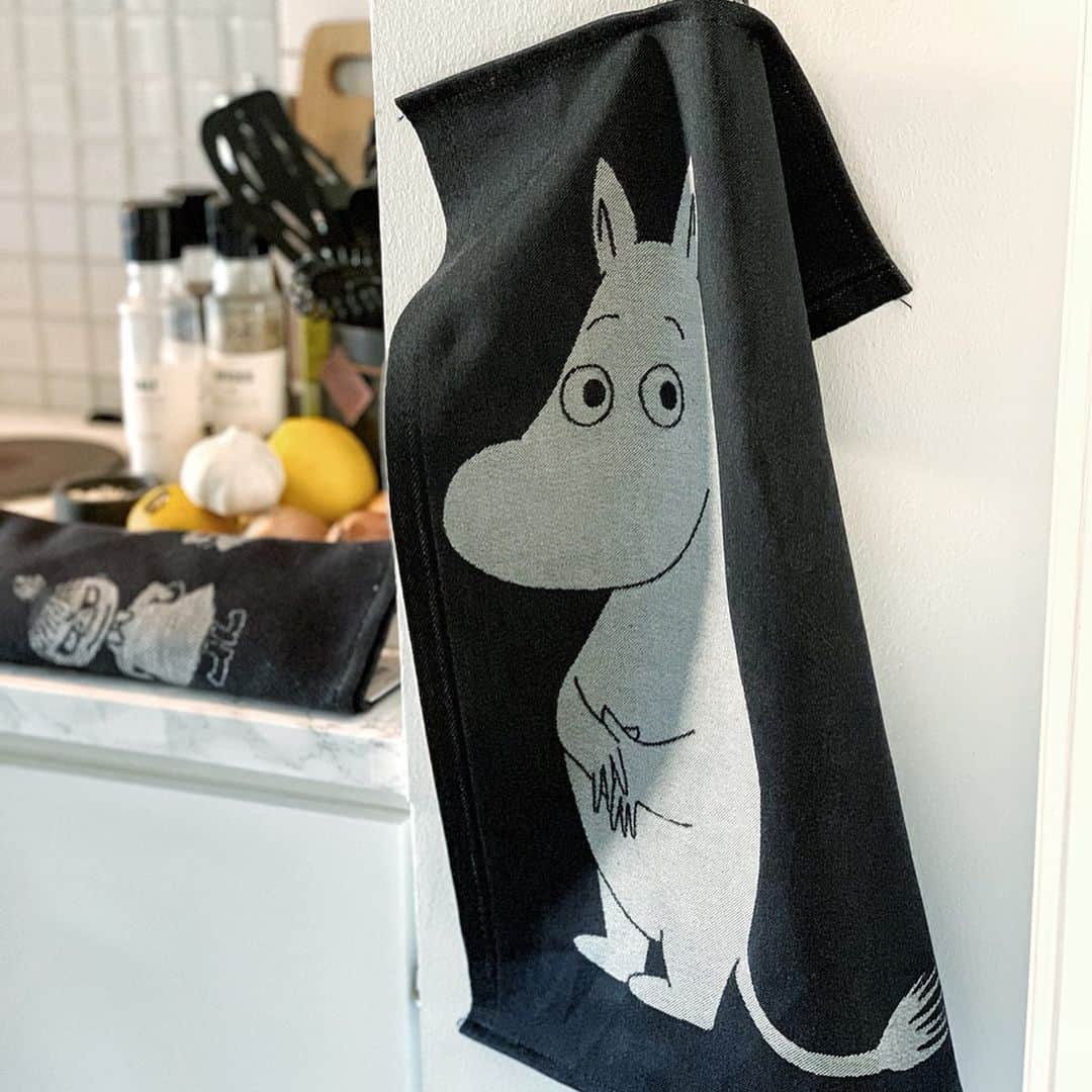 ムーミンさんのインスタグラム写真 - (ムーミンInstagram)「❤️GIVEAWAY!❤️ Drying dishes and cleaning the kitchen can be boring - or Moominous! 😎 Would you like to win a set of Moomin products including a high quality dish cloth and kitchen towel by @ekelundweavers ?✨ Which set do you like the most: Little My or Moomintroll? Vote for your favourite and win it!😍♥️ The winners will be picked on Monday May 13th. ⭐️ Moom.in/terms-moomin ⭐️ #moomin #moominofficial #giveaway#competition #contest #giveaways#giveawaytime #gift #moominwin#arvonta」5月9日 22時51分 - moominofficial