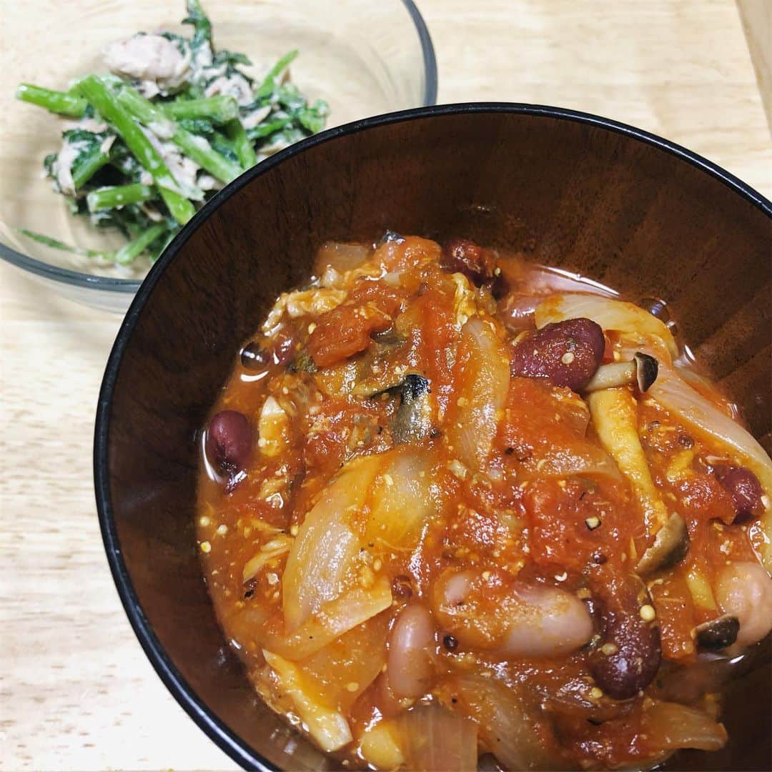 馬渕史香のインスタグラム：「サバ缶とトマト缶と豆缶で  奥は春菊のツナマヨ和え  #ふみかごはん  #あしざわ家 #サバ缶 #さば缶 #鯖缶 #春菊 #レシピ #recipe #ずぼらレシピ #主婦 #macaronimate -- #japanese #japanesefood  #food #instafood  #foodstagram」