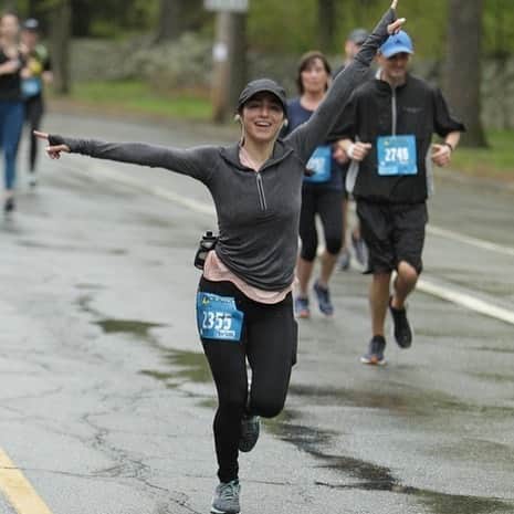 マリッサ・キャステリのインスタグラム：「I am either directing traffic or dancing my way through my half marathon! 💃🏼🏃🏻‍♀️🕺🏼 . . . . . .#runnersofinstagram #runningmotivation #rhoderaces #runningmotivation #halfmarathontraining #halfmarathon #running #cincodemayorun #providencerhodeisland #rhoderunner」