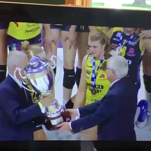 のインスタグラム：「I’ve watched this video at least 20 times and it still kills me. Thanks @asiawolosz14 and @fsamanta13_ for the new bump on my head 😘」