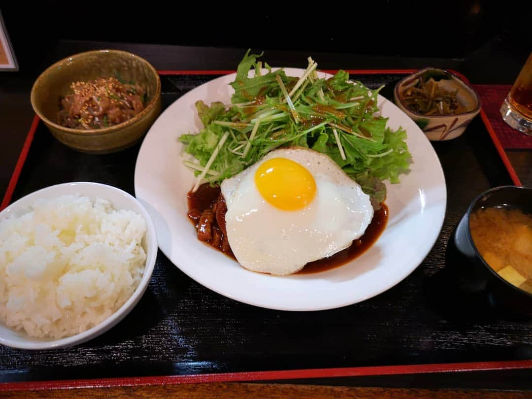 高梨雄平さんのインスタグラム写真 - (高梨雄平Instagram)「明日は朝から移動なのでさっと夜定食です。  #暁 #デミグラスハンバーグ定食  夜定食ありがたい。。。」5月9日 22時50分 - yuheitakanashi