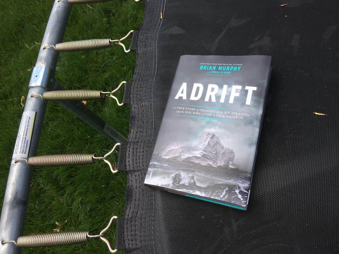 アウル・シティーのインスタグラム：「Fascinating true story about a ship sailing from Liverpool to New York in 1856. Of the 120 passengers and crew onboard, only one person survived. Life is so precious and fragile 😳 Really good book.」