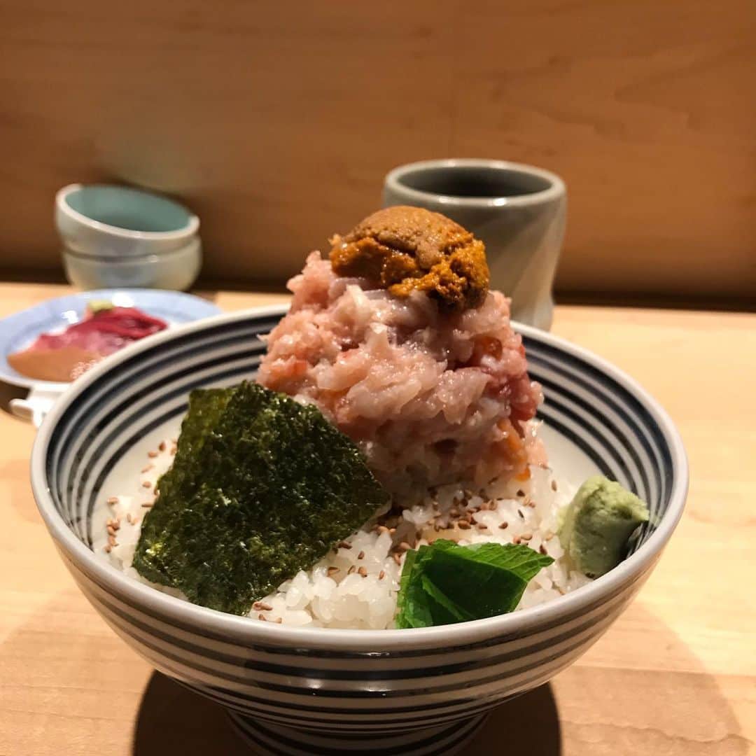 gd2dgのインスタグラム：「つじ半の海鮮丼🐟 . . なぜそんなに並ぶ！ . . たかがご飯の上になんだか分からない具が乗ってるだけだぞ！ . . 少し残して、出汁を入れてお茶漬けにするのをなぜ楽しみにする！ . . 余すことなく美味いだけだぞ！ . . そんな僕は、つじ半好きですw 並ばなくて良いなら毎週食べたいw  #つじ半 #海鮮丼 #神楽坂」