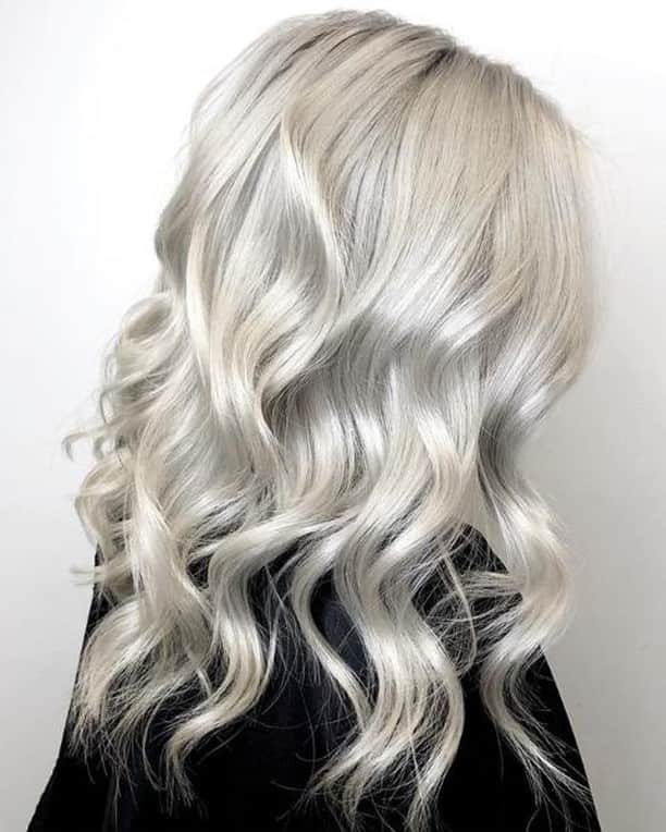 CosmoProf Beautyさんのインスタグラム写真 - (CosmoProf BeautyInstagram)「Our Platinum Blonde #hairoftheday goes to @lmariehairr for this icy creation using @paulmitchellus color, @itsa10haircare and @kenraprofessional styling products with @hottoolspro & @framar tools --- 👇 Rules Below!👇 1️⃣Tag your photo #PlatinumHOTD #cosmoprofbeauty #licensedtocreate 2️⃣Post a photo of your hair color against an uncluttered background 3️⃣Mention any products used to color or style the hair --- #repost #lmariehairr #platinumhair #perfectlyplatinum」5月9日 23時01分 - cosmoprofbeauty