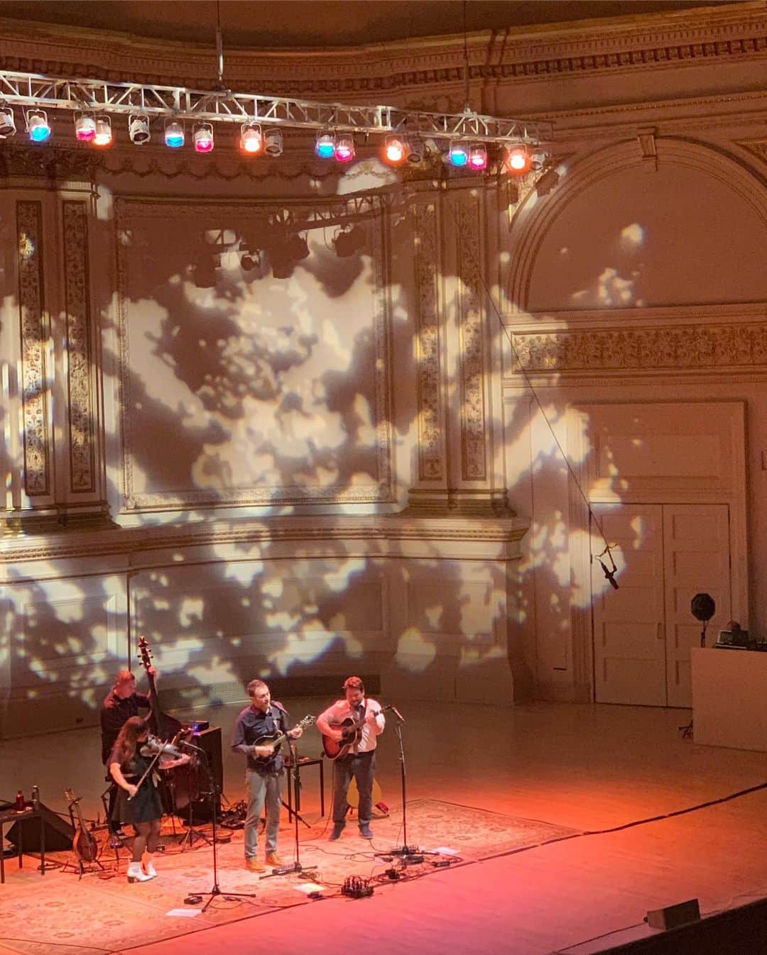 クレア・コフィーさんのインスタグラム写真 - (クレア・コフィーInstagram)「WHAT A NIGHT. @carnegiehall double bill and champagne dreams with these beauts.  I ❤️ NY. @punchbrothers @nickelcreek」5月9日 22時57分 - clairecoffee