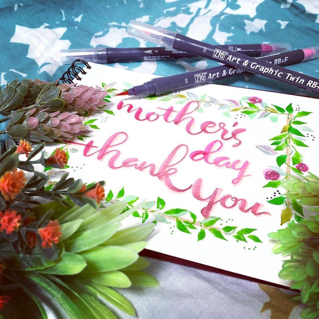 Kuretakeさんのインスタグラム写真 - (KuretakeInstagram)「#thankyou #mother  #mothersday #ありがとう #mom #mum #brushlettering #moderncalligraphy  #handlettering #ZIG #artandgraphictwin  #colorbrush #母の日」5月9日 22時57分 - kuretakejapan