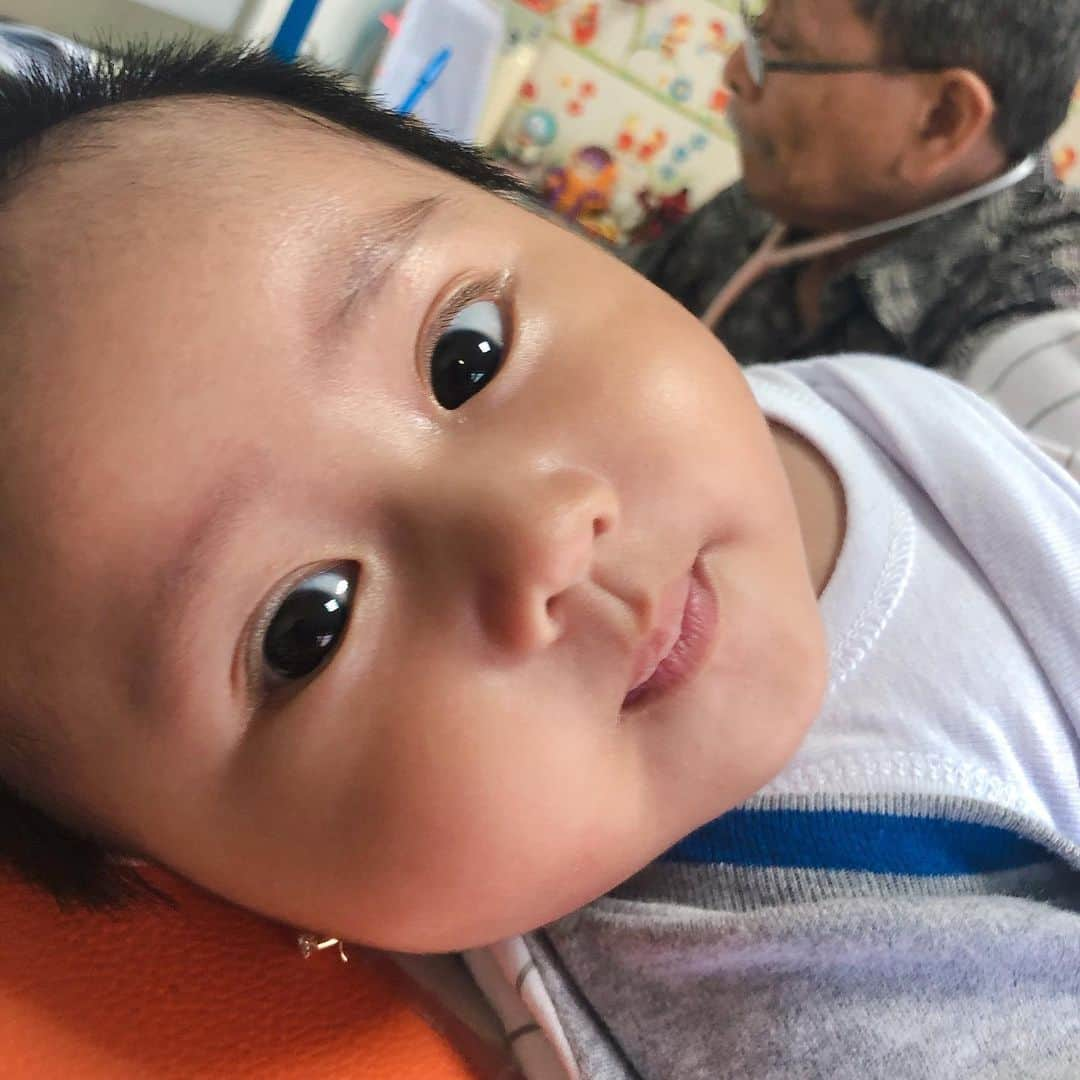 Jelly Jeloさんのインスタグラム写真 - (Jelly JeloInstagram)「matanya ngeliatin mama sblm di suntik vaksin.. mazeeeeel anak mama uliii meuni geulis ya alloh aaahhh 😘 unyu parah ini mah beneerr i love you anak mama sayang😘」5月9日 23時09分 - jellyjel0