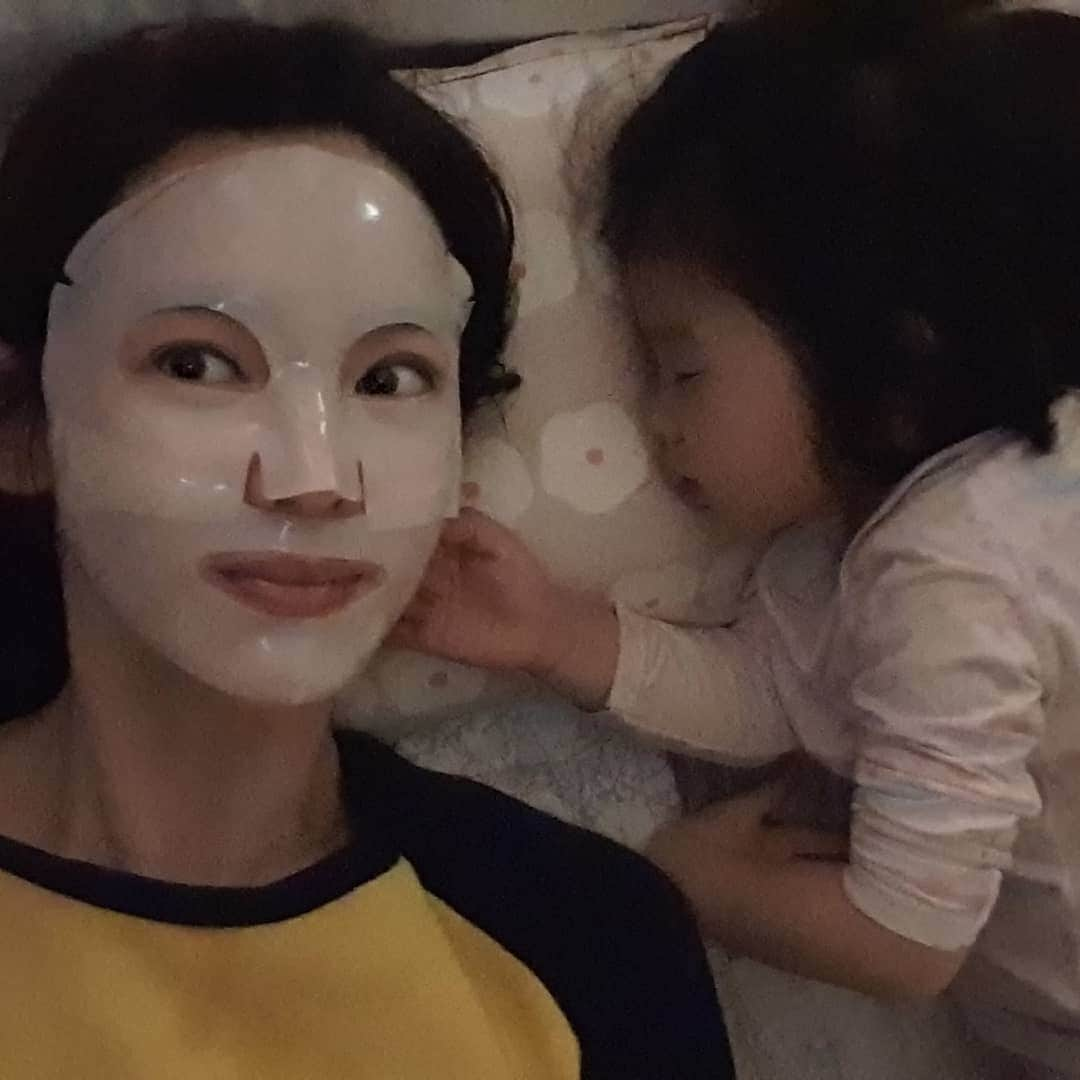 チョン・ガウンさんのインスタグラム写真 - (チョン・ガウンInstagram)「자는 소이 옆에서 엄마는 콜라겐 관리중~~ 요즘 1일1팩 집중적으로 관리중이예요 #메디앤서리얼스킨핏콜라겐마스크  #콜라겐함량업업  #콜라겐추출물81프로  내일 GS홈쇼핑 저녁7시40분  #놓치지마세요  #눈가주름아펴져라  #팔자주름아펴져라」5月9日 23時09分 - jung_ka_eun