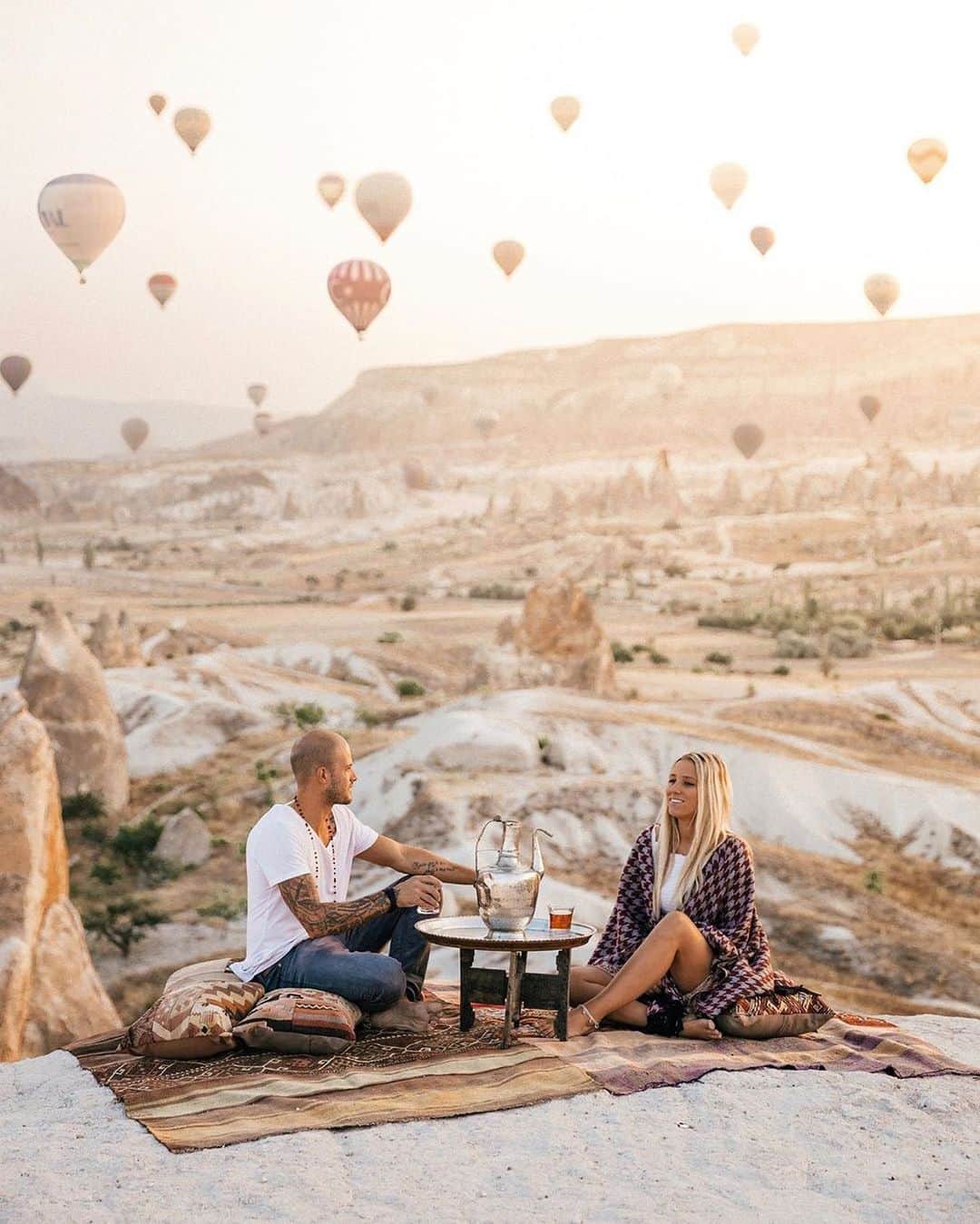 Kapten & Sonさんのインスタグラム写真 - (Kapten & SonInstagram)「#travelthursday in Cappadocia - this beautiful place is in Turkey! ✈️ Goreme is a little town in Cappadocia and it is the main hub for tourists. This town is located between the ‘fairy chimney’ rock formations where you can find this amazing landscape and give this area such a unique look. Are you ready for this fairy tale? ✨ @xkflyaway found the perfect spot for hot air ballooning! #bekapten #kaptenandson⠀⠀ .⠀⠀ .⠀⠀ .⠀⠀ #cappadocia #turkey #travelgram #travelling #travelgoals #traveladdicted #traveltips #couplegoals #couple #passportpassion」5月9日 23時01分 - kaptenandson