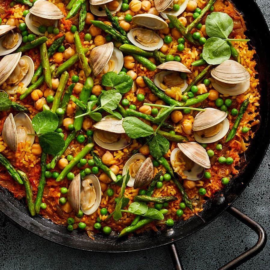 Food & Wineさんのインスタグラム写真 - (Food & WineInstagram)「Studded with clams, green peas, chickpeas, and asparagus, @andreaslonecker's stovetop paella recipe is easy to make. Sure, we will make concessions on “authenticity,” but this one still achieves  the precious socarrat—the caramelized crust that forms on the bottom of a properly made paella—and is the ultimate one-pan meal suitable for using whatever ingredients are on hand, no outdoor space required. Recipe link in our bio! #FWCooks 📷: @antonisachilleos」5月9日 23時02分 - foodandwine