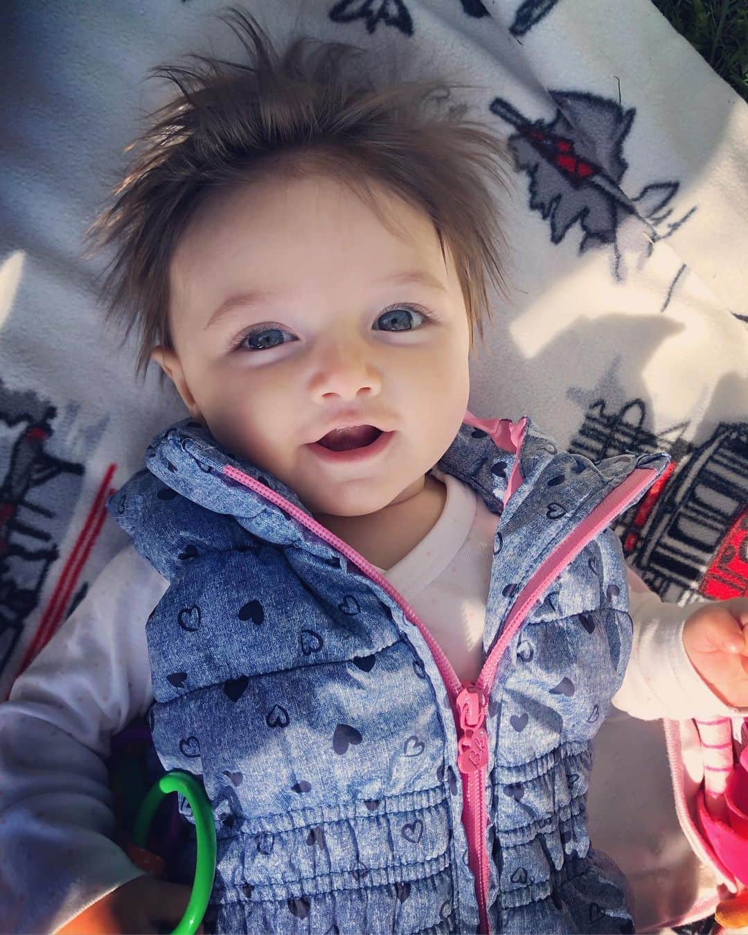 ギョズデ・ソンスルマのインスタグラム：「Gül güzel kızım, hep gül... Gözlerin parlasın gülünce Mutlu ol güzel kızım Mutluluktan parlasın mavi gözlerin #mavim 🧿💙🙏🏻🧿」