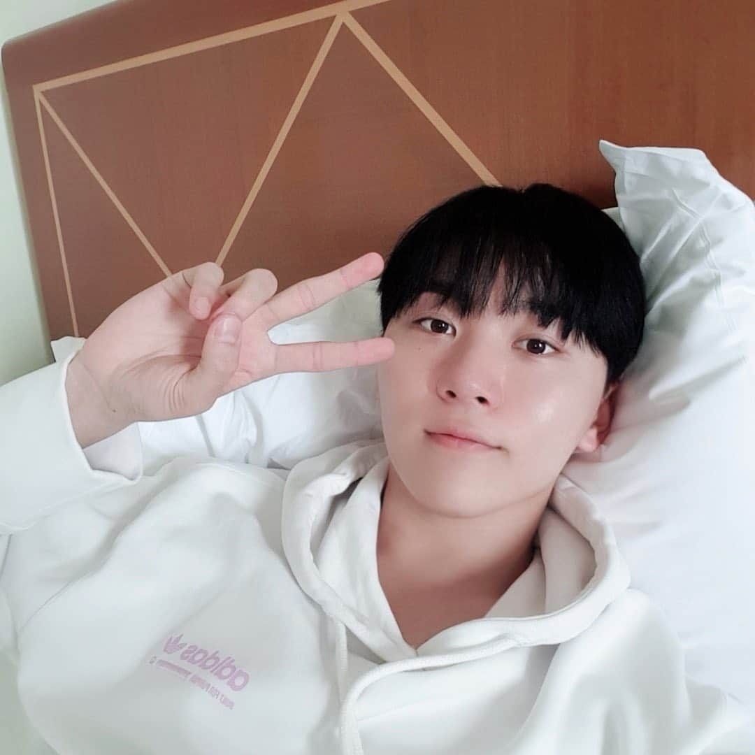 SEVENTEENさんのインスタグラム写真 - (SEVENTEENInstagram)「[17'S] SEVENTEEN INSTAGRAM 5M❤️ FOLLOWER SELFIE PARTY 🥳 #SVTCARATSTAGRAM #SELFIEPARTY 🎉  #승관 #디에잇 #에스쿱스」5月9日 23時12分 - saythename_17