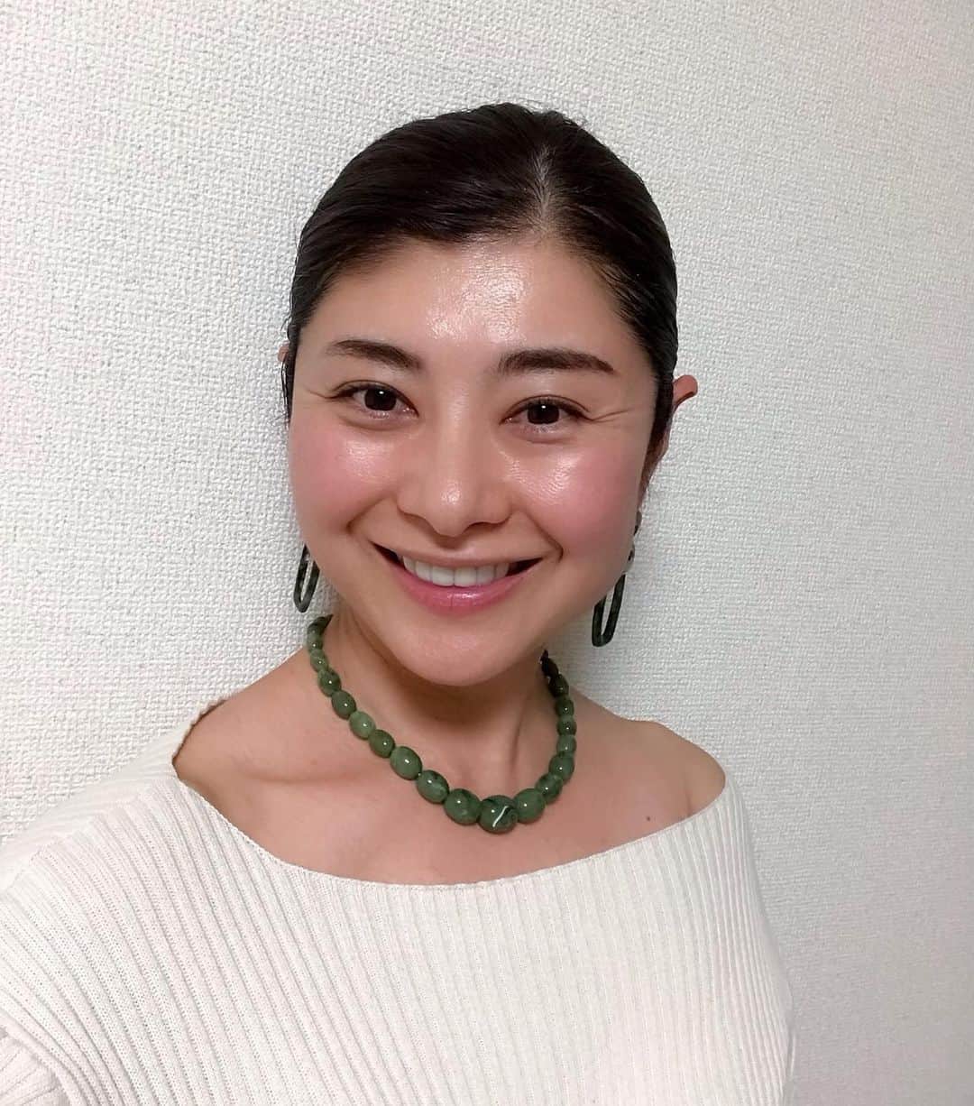 間々田佳子のインスタグラム：「フェイスラインが最近またシャープになってきました✨💕 姿勢と顔の関係が明確になってきたころから また顔に引き締まりが  本を出したいな…  #間々田佳子 #顔ヨガ」