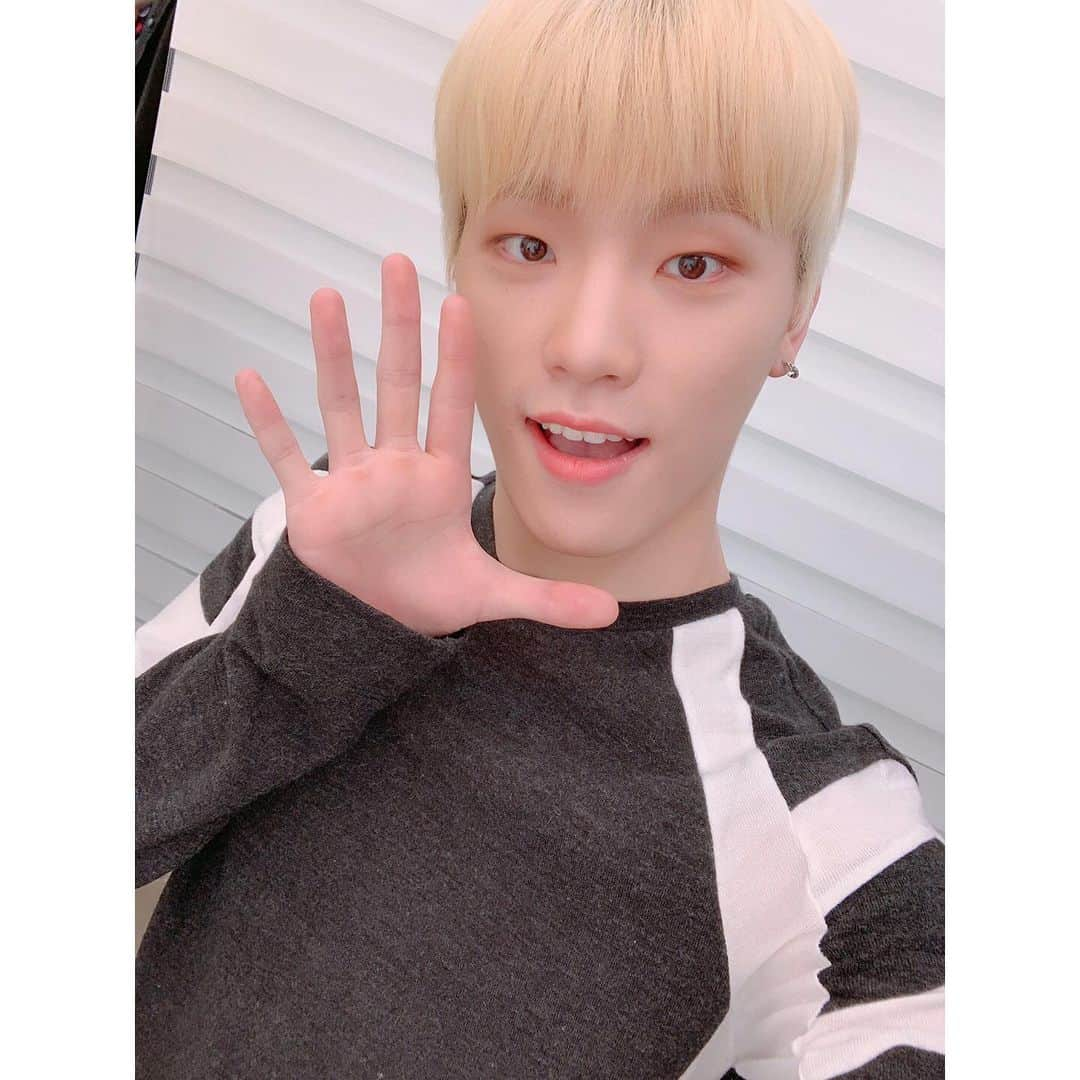 SEVENTEENさんのインスタグラム写真 - (SEVENTEENInstagram)「[17'S] SEVENTEEN INSTAGRAM 5M❤️ FOLLOWER SELFIE PARTY 🥳 #SVTCARATSTAGRAM #SELFIEPARTY 🎉  #원우 #버논 #도겸 #디노」5月9日 23時15分 - saythename_17