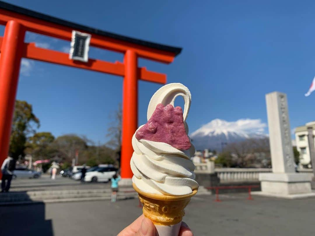 嶋梨夏さんのインスタグラム写真 - (嶋梨夏Instagram)「「アイスクリームの日」だそうなので、大好きな富士山本宮浅間大社で食べたアイス？ソフトクリームを🍦💓富士山のお煎餅をつけてくれるので、縁起も良いし、甘じょっぱさも味わえて最高に美味しいです🗻💕💕💕 #アイスクリームの日 #icecream #softcream #富士山 #MtFuji #富士山本宮浅間大社 #浅間大社 #富士山せんべい #パワースポット #パワースポット巡り #寺社仏閣 #sweets #スイーツ女子 #アラサー女子 #photooftheday #JAPAN #japanesesweets #japanesegirl #avex #avexmanagement #instagood #followme #極度の甘党 #ricashima #嶋梨夏」5月9日 23時26分 - shimarica_jp