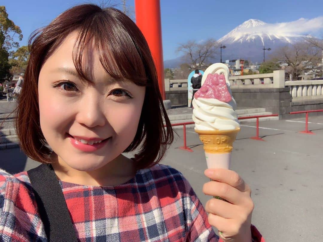 嶋梨夏さんのインスタグラム写真 - (嶋梨夏Instagram)「「アイスクリームの日」だそうなので、大好きな富士山本宮浅間大社で食べたアイス？ソフトクリームを🍦💓富士山のお煎餅をつけてくれるので、縁起も良いし、甘じょっぱさも味わえて最高に美味しいです🗻💕💕💕 #アイスクリームの日 #icecream #softcream #富士山 #MtFuji #富士山本宮浅間大社 #浅間大社 #富士山せんべい #パワースポット #パワースポット巡り #寺社仏閣 #sweets #スイーツ女子 #アラサー女子 #photooftheday #JAPAN #japanesesweets #japanesegirl #avex #avexmanagement #instagood #followme #極度の甘党 #ricashima #嶋梨夏」5月9日 23時26分 - shimarica_jp