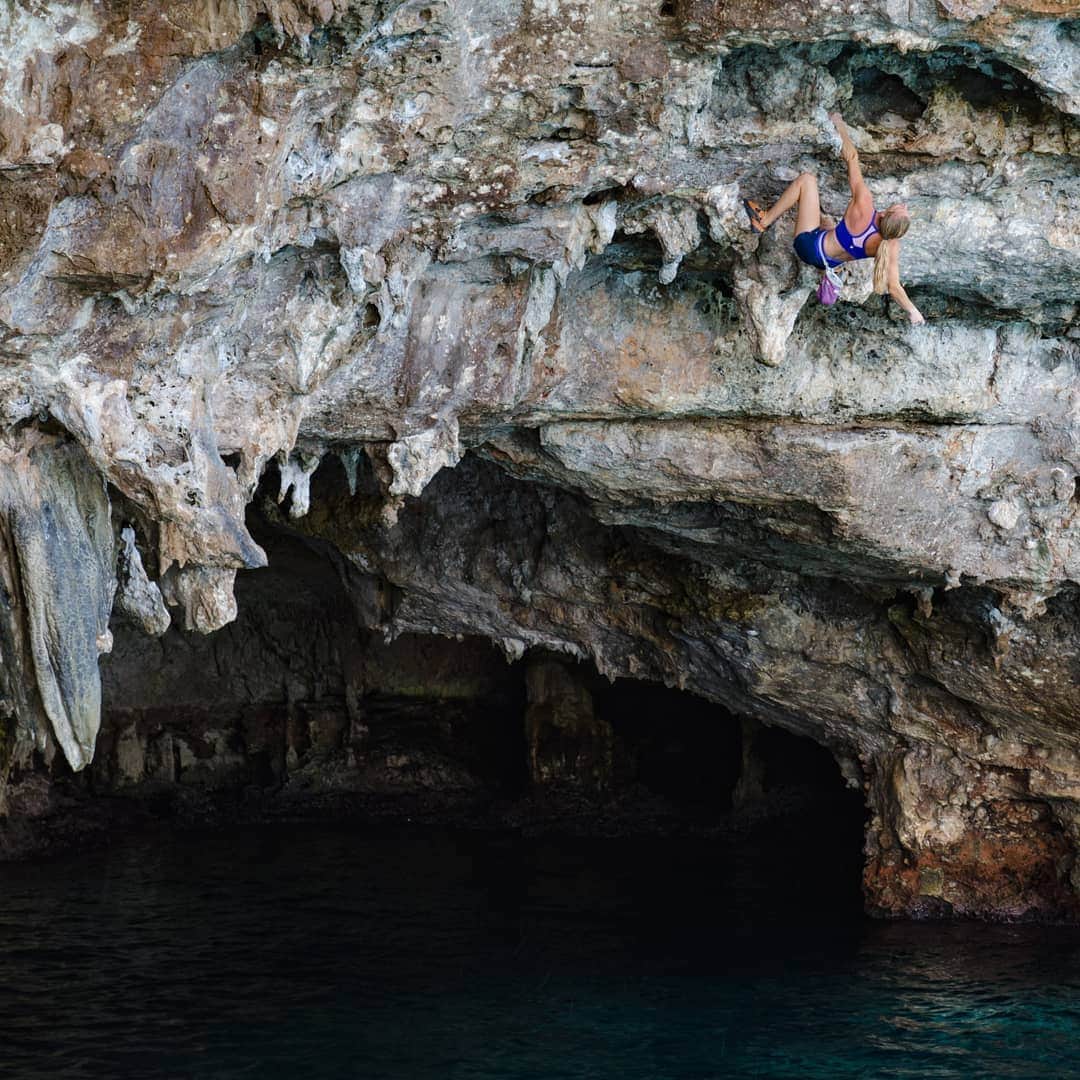 カタリーナ・ザーヴァインさんのインスタグラム写真 - (カタリーナ・ザーヴァインInstagram)「I haven't been deep water soloing since my last trip to Mallorca, which I can highly recommend if you ain't scared of loooooong falls into water🌊😀😅. So I thought it's time for more. Looking forward to explore the cliffs on Ibiza next week😀🙌. . @marmot_mountain_europe @lasportivagram @petzl_official  #dws #deepwatersolo #mallorca  #itsgreatoutthere #accesstheinaccessible」5月9日 23時27分 - katha_saurwein