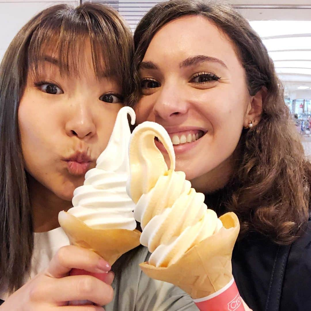 エビアン・クーさんのインスタグラム写真 - (エビアン・クーInstagram)「With my favorite human 👭 Ice cream date 大好きな大学の頃の親友と北海道のソフトクリームデートしました🍦モニカはメロンソフト、私は普通のソフトにしたよー。」5月9日 23時20分 - avian_official