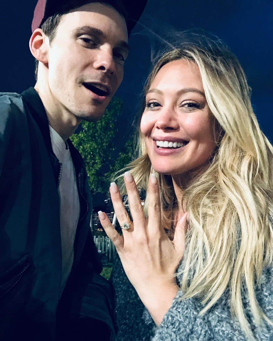 のインスタグラム：「I asked my best friend to marry me... @hilaryduff」