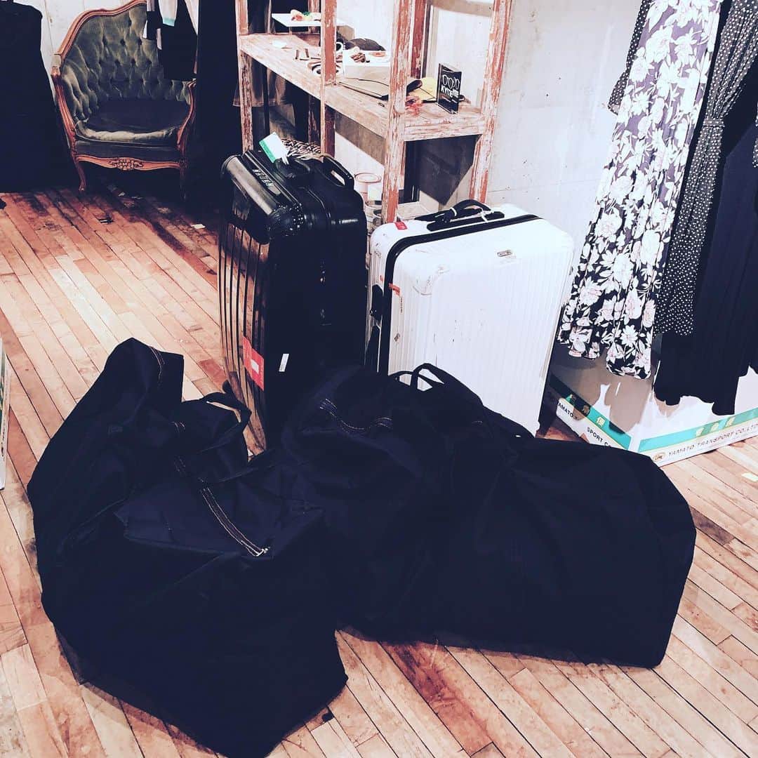森下悠里さんのインスタグラム写真 - (森下悠里Instagram)「大きなスーツケース2個分 大きな大きなバッグ2個分 お洋服や靴やバッグ✨ @valmuer_official に約200点 預けてきました💓 - 明後日と明々後日 フリマします💓 12時から18時の開催だよ✨ - 店頭に立って接客するので 是非是非遊びにきてね！💖 -  ハイブランドからカジュアルブランドまで✨ とにかく山盛りです💖 当日はエコバッグお待ちくださいねー✨ - @valmuer_official @valmuer_magazine #フリマ #楽しみすぎる #💖」5月9日 23時25分 - yuurimorishita