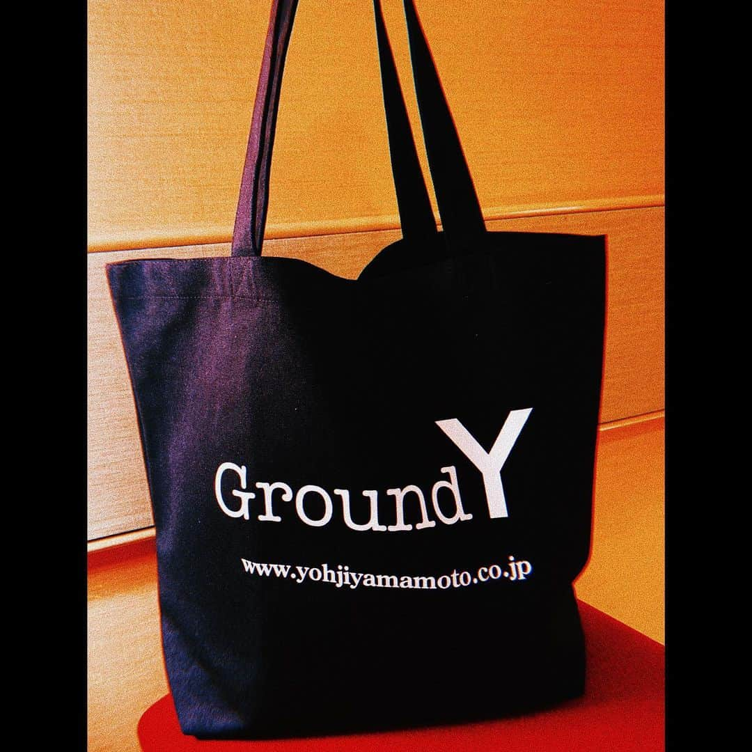 平祐奈さんのインスタグラム写真 - (平祐奈Instagram)「Thank you for @ground_y_official  早速今日の旅のお供。 たくさん入るから1泊分もこれで行けちゃう✌︎ 使いやすい、うれしい☺︎ #だいすきな #yohjiyamamoto #groundy」5月9日 23時35分 - yunataira_official