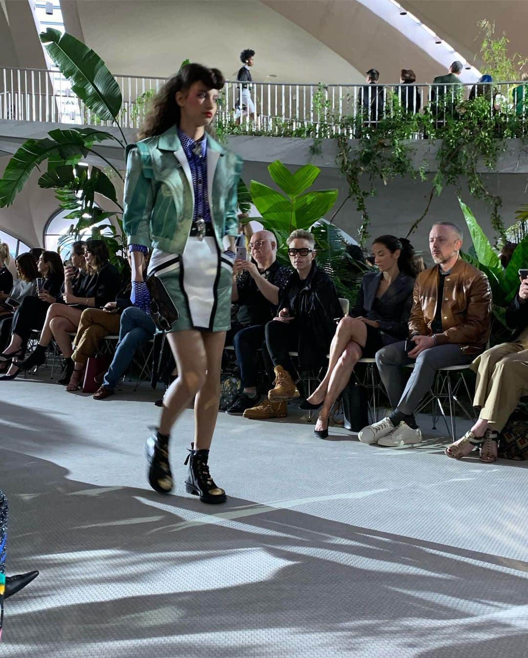 emmaさんのインスタグラム写真 - (emmaInstagram)「@louisvuitton  #LVCRUISE 2020 show ❤️ 招待して頂きNYに行ってきました 🗽 80's感満載の痺れるショーで⚡️、モダンでエッジィで大好きな世界観、会場はJFKのTWAフライトセンターで会場の作りも圧巻でした。 Thank you for inviting me #louisvuitton 🙏🏻❤️」5月9日 23時27分 - okss2121