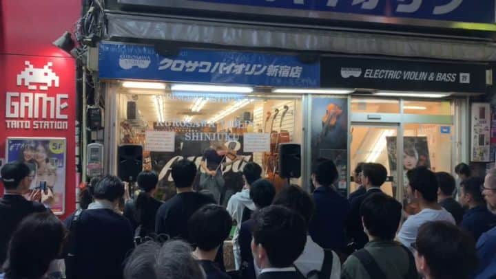 のインスタグラム：「🎻🎋✨ 『告白の夜』 #ゲリラライブ #クロサワバイオリン新宿店 #おすそわけむーびー ・ ・ #告白の夜 #告白之夜 #chronicle5 #堕天使 #tiktok #douyin #bilibili #ayasa #violin #5string  #バイオリン #5弦バイオリン #violinist #バヨリン弾き #バヨリン」