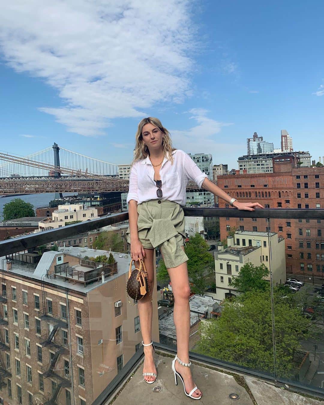 Camille Charriereさんのインスタグラム写真 - (Camille CharriereInstagram)「Nothing says Cruise quite like an easter egg and lotsa leg! Thank you so much @louisvuitton for having me! #LVCruise2020」5月9日 23時44分 - camillecharriere