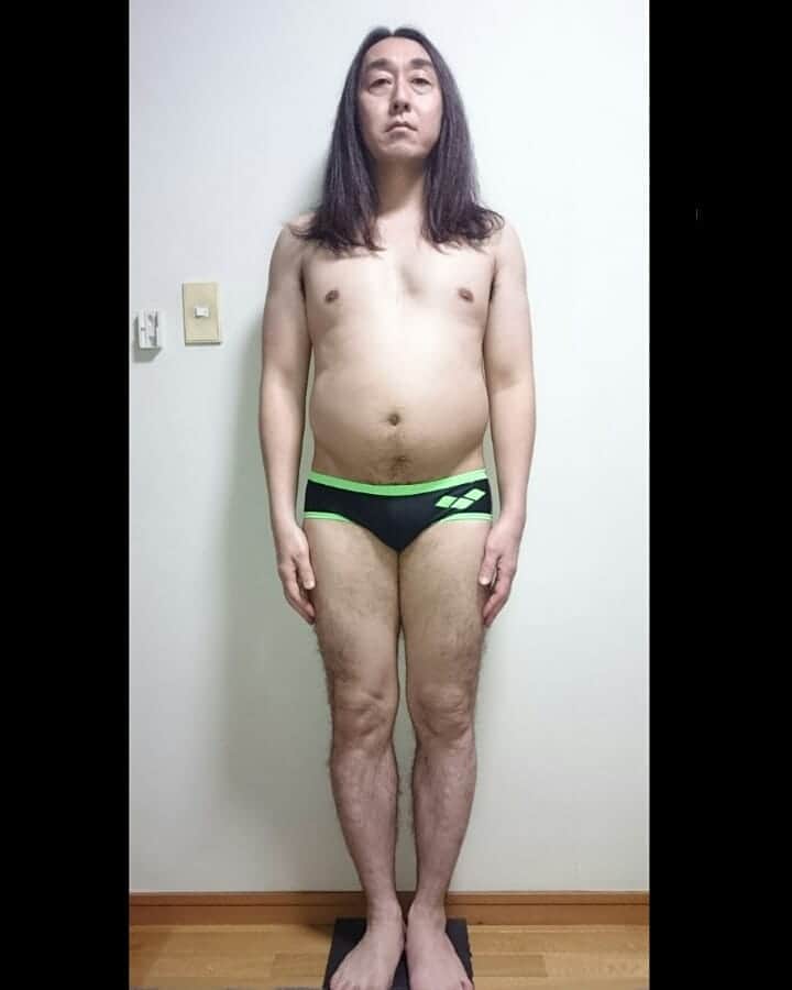 キートンのインスタグラム：「ダイエット開始から1ヶ月。 前回の計測から約2週間。 スポーツクラブでの筋トレはしっかりできている。 食事制限まではしてないが、毎日のようにしていた暴飲暴食をやめ、普通の量しか食べてない。 が、全く痩せていない。 病気なのかと不安になる。 体重 67.7㎏ 体脂肪率 24.8%  #キートン #ダイエット #アリーナ #乳首」