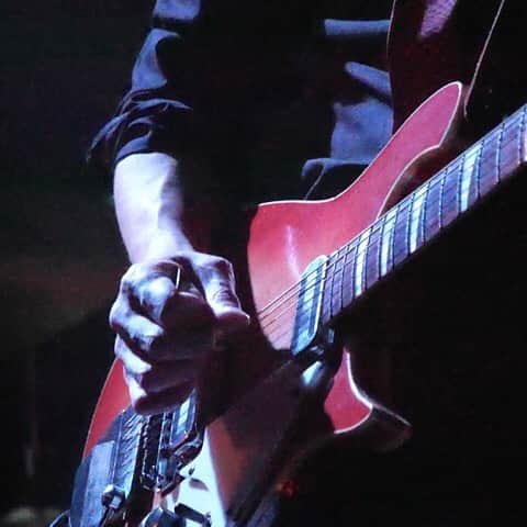 黒沢秀樹のインスタグラム：「久しぶりにライブで弾いたリッケンバッカー625。5日の村松徳一くんのライブで成瀬英樹さんが撮ってくれた写真。 #music #rickenbacker  #こういうのインスタにあげたらいいのか」
