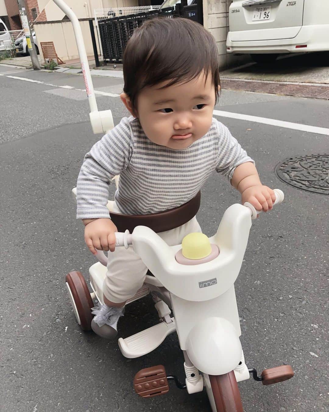 那須久美子さんのインスタグラム写真 - (那須久美子Instagram)「今日は夕方からだったけど、華といーっぱい遊んで笑った✨  三輪車デビューして、泥だらけになりながらハイハイで追っかけっこした✨  2枚目の写真、、、もう乗りこなしてる顔してるけど後ろから操作するタイプね🤣  ご飯モリモリ食べて、お風呂でアヒルさんといっぱい遊んで、、、🛁 いつもより早くコテンって寝ちゃった💤  いやーー親バカだけどかわいいなーー💕  かわいいだけしかないなー💕  今日も沢山華の笑顔が見れてよかったなー💕  華も保育園で頑張ってるから私も頑張るぞーーー‼️ 明日もたくさんのご予約ありがとうございます✨  とにかく素敵にやりやすいスタイルを叶えます✨  よろしくお願いしますーー✨  明日は朝からスタミーとセミナーミーティングだ✨  おやすみなさい✨  #michionozawahairsalonginza  #1歳 #生後1歳 #ママ美容師 #女の子ママ #女の子ベビー #子育て #4月生まれ #4月24日生まれ #iimo #三輪車 #ハイハイ #立っち #つかまり立ち」5月9日 23時37分 - nasu_kumiko