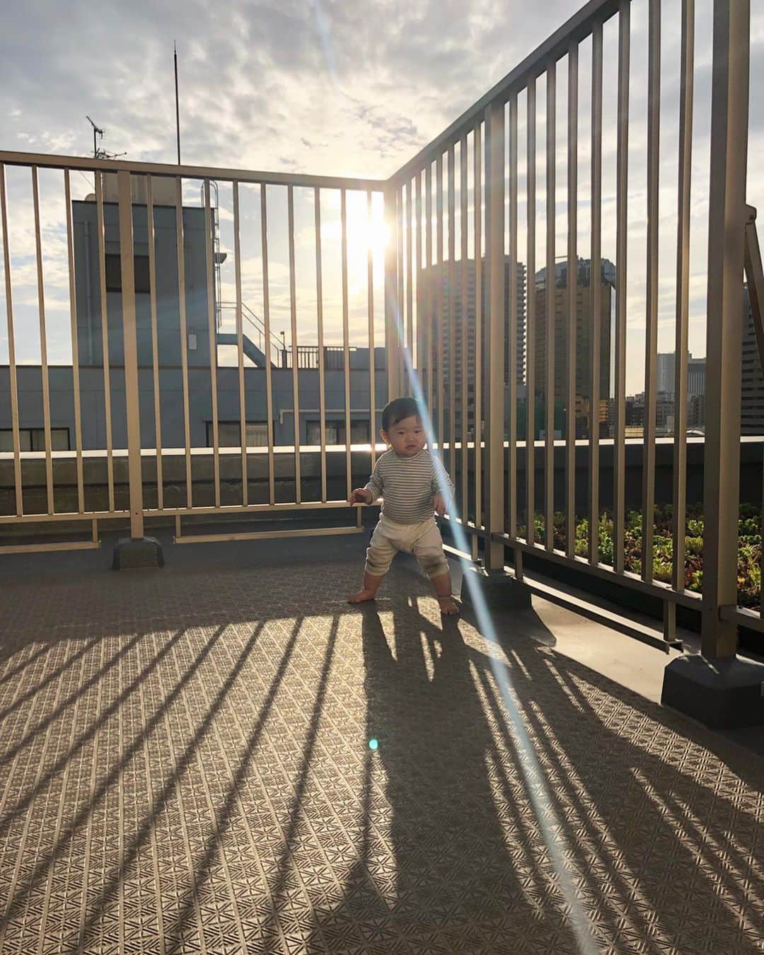 那須久美子さんのインスタグラム写真 - (那須久美子Instagram)「今日は夕方からだったけど、華といーっぱい遊んで笑った✨  三輪車デビューして、泥だらけになりながらハイハイで追っかけっこした✨  2枚目の写真、、、もう乗りこなしてる顔してるけど後ろから操作するタイプね🤣  ご飯モリモリ食べて、お風呂でアヒルさんといっぱい遊んで、、、🛁 いつもより早くコテンって寝ちゃった💤  いやーー親バカだけどかわいいなーー💕  かわいいだけしかないなー💕  今日も沢山華の笑顔が見れてよかったなー💕  華も保育園で頑張ってるから私も頑張るぞーーー‼️ 明日もたくさんのご予約ありがとうございます✨  とにかく素敵にやりやすいスタイルを叶えます✨  よろしくお願いしますーー✨  明日は朝からスタミーとセミナーミーティングだ✨  おやすみなさい✨  #michionozawahairsalonginza  #1歳 #生後1歳 #ママ美容師 #女の子ママ #女の子ベビー #子育て #4月生まれ #4月24日生まれ #iimo #三輪車 #ハイハイ #立っち #つかまり立ち」5月9日 23時37分 - nasu_kumiko
