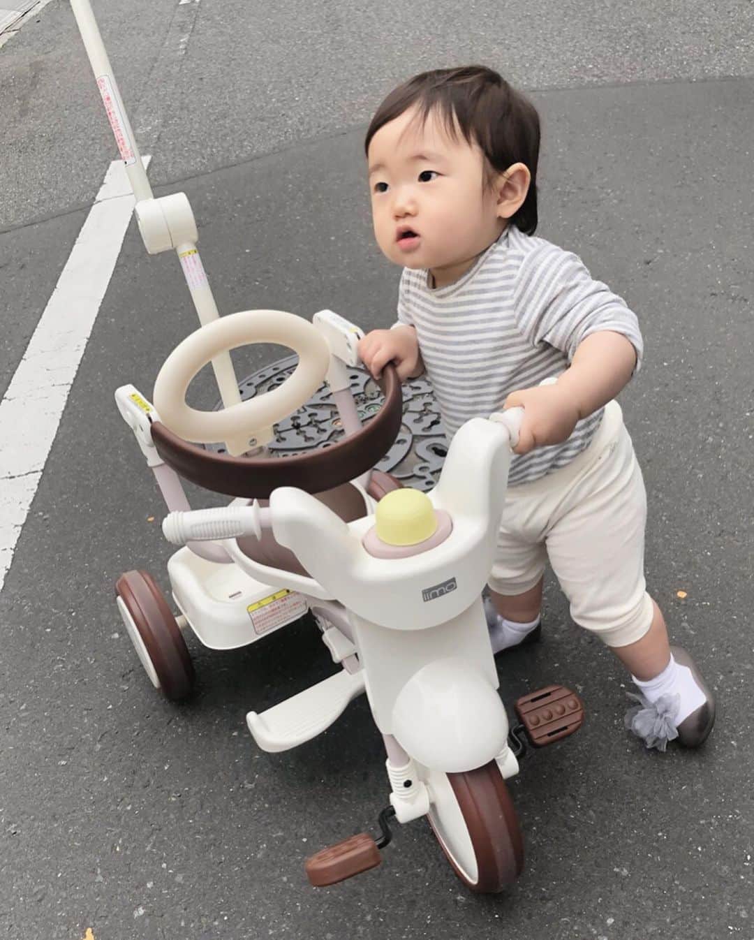 那須久美子さんのインスタグラム写真 - (那須久美子Instagram)「今日は夕方からだったけど、華といーっぱい遊んで笑った✨  三輪車デビューして、泥だらけになりながらハイハイで追っかけっこした✨  2枚目の写真、、、もう乗りこなしてる顔してるけど後ろから操作するタイプね🤣  ご飯モリモリ食べて、お風呂でアヒルさんといっぱい遊んで、、、🛁 いつもより早くコテンって寝ちゃった💤  いやーー親バカだけどかわいいなーー💕  かわいいだけしかないなー💕  今日も沢山華の笑顔が見れてよかったなー💕  華も保育園で頑張ってるから私も頑張るぞーーー‼️ 明日もたくさんのご予約ありがとうございます✨  とにかく素敵にやりやすいスタイルを叶えます✨  よろしくお願いしますーー✨  明日は朝からスタミーとセミナーミーティングだ✨  おやすみなさい✨  #michionozawahairsalonginza  #1歳 #生後1歳 #ママ美容師 #女の子ママ #女の子ベビー #子育て #4月生まれ #4月24日生まれ #iimo #三輪車 #ハイハイ #立っち #つかまり立ち」5月9日 23時37分 - nasu_kumiko