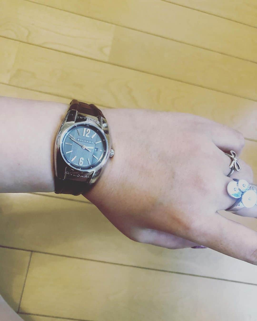椿朋海さんのインスタグラム写真 - (椿朋海Instagram)「修理に出していたブルガリの時計が、やっとローマの工場から戻ってきました❤️ 次回の撮影は、ブルガリの時計をつけて、、、✨」5月9日 23時41分 - tomomitsubaki