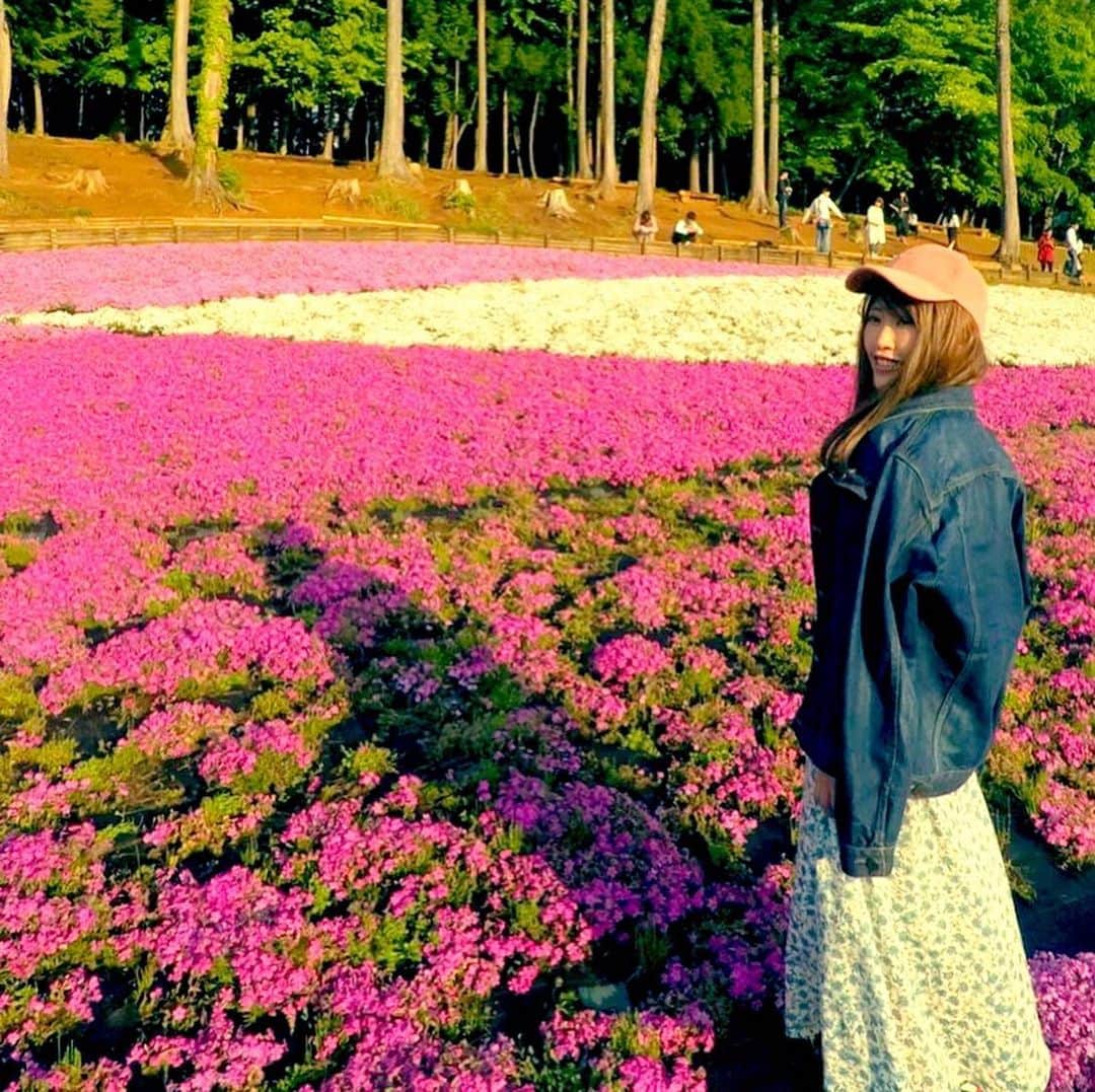 のインスタグラム：「#sunnyday ☀️🌸 なかなか寝付けないので溜まってたインスタアップしてみたよ🎵 . 🌸とかめっちゃ似合わんけど〰︎ キレイなものを沢山みていっぱい笑顔になりたいね🤟🤟 . みんなの笑顔になれる時ってどんな時？ when is everyone's smile?😊✨ 私は笑顔のみんなを見てる時1番もらい笑顔になる〰︎ . 笑顔てどんな盛れるアプリより素でももれると思う✨ #笑顔のパワー #はなばたけ  #女の子 #pink  #インスタ映え #虹は映らない  #寝れない夜  #フィルター #djyurina #djlife #smile #おやすみ」