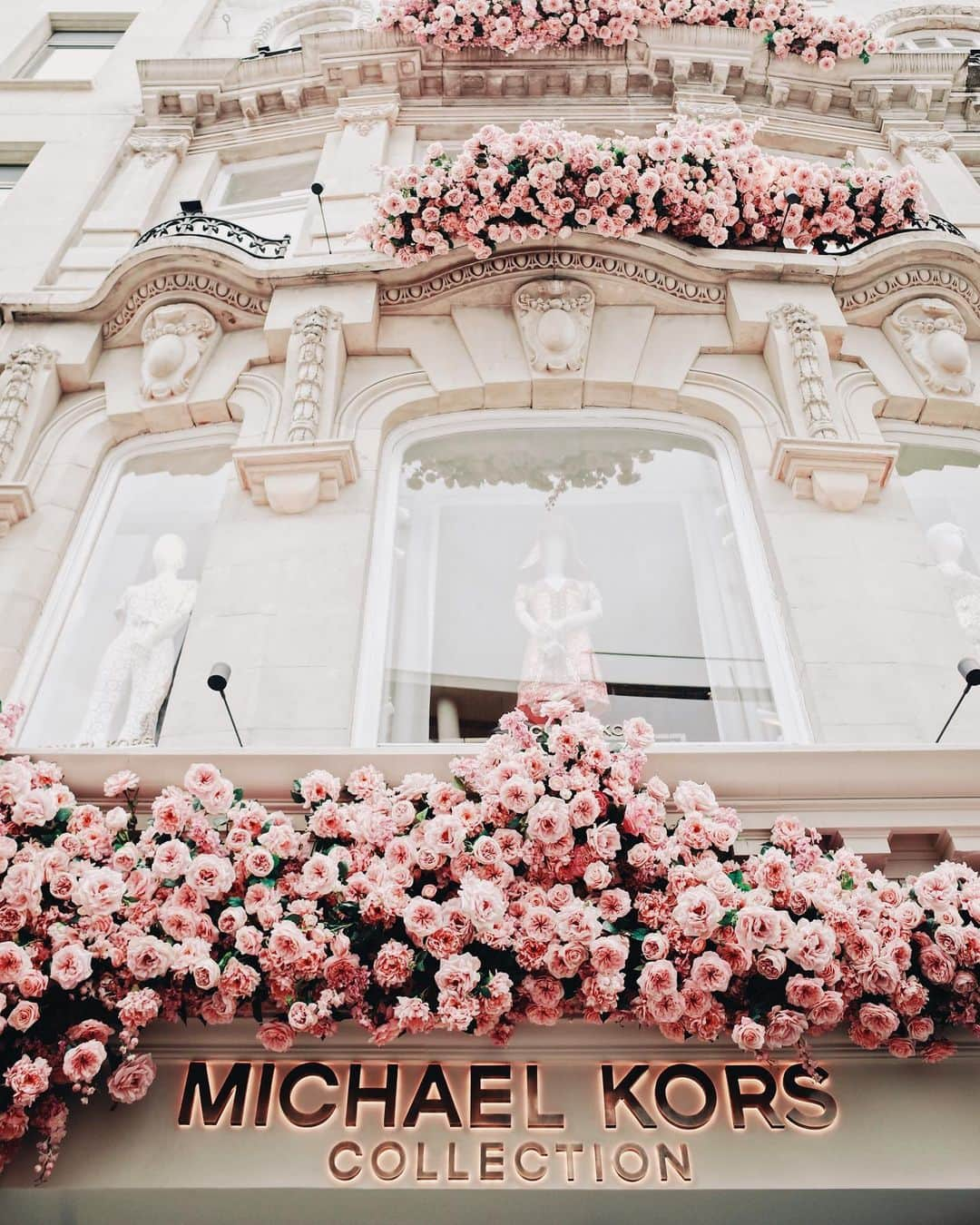 マイケルコースさんのインスタグラム写真 - (マイケルコースInstagram)「New charm on Old Bond Street: introducing the #MichaelKorsCollection townhouse. Stay tuned for tonight’s celebrations. #KorsLondon」5月9日 23時53分 - michaelkors