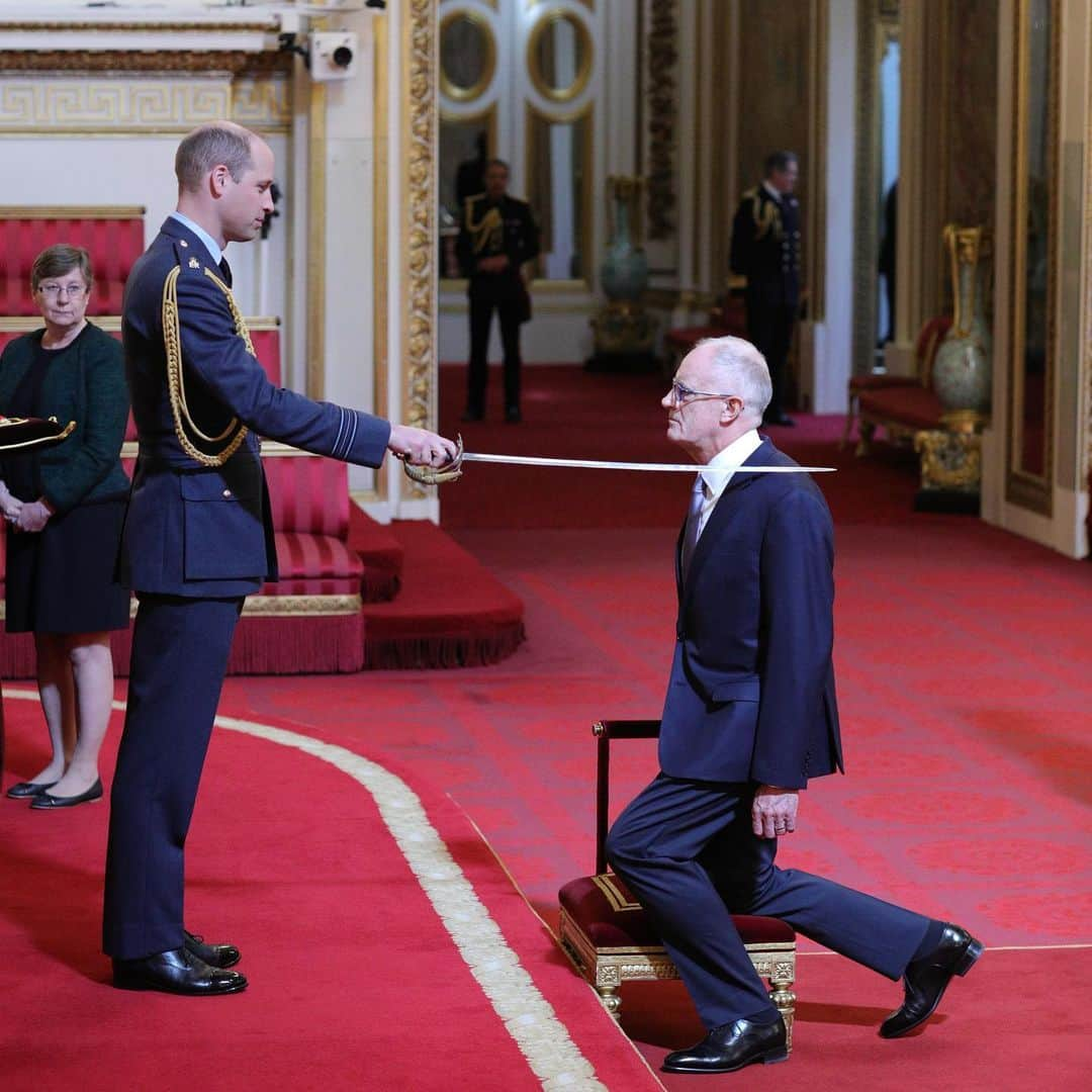 ロイヤル・ファミリーさんのインスタグラム写真 - (ロイヤル・ファミリーInstagram)「At today's Investiture ceremony, The Duke of Cambridge presented Plastic Surgeon Professor Simon Kay with an OBE for his work in complex reconstructive hand surgery. Professor Kay led the team of surgeons who performed the UK's first double hand transplant in 2016.  Also today, Dame Glenda Bailey received a Damehood for services to the @welcometogreat campaign and UK prosperity, charity, fashion and journalism and Sir Alexander Halliday was knighted for services to science and innovation.  London-based artist Yinka Shonibare collected his CBE and Rabbi Warren Elf was awarded an MBE for services to the community in Manchester.  Congratulations to all of today’s Investiture recipients! 📸PA」5月9日 23時48分 - theroyalfamily